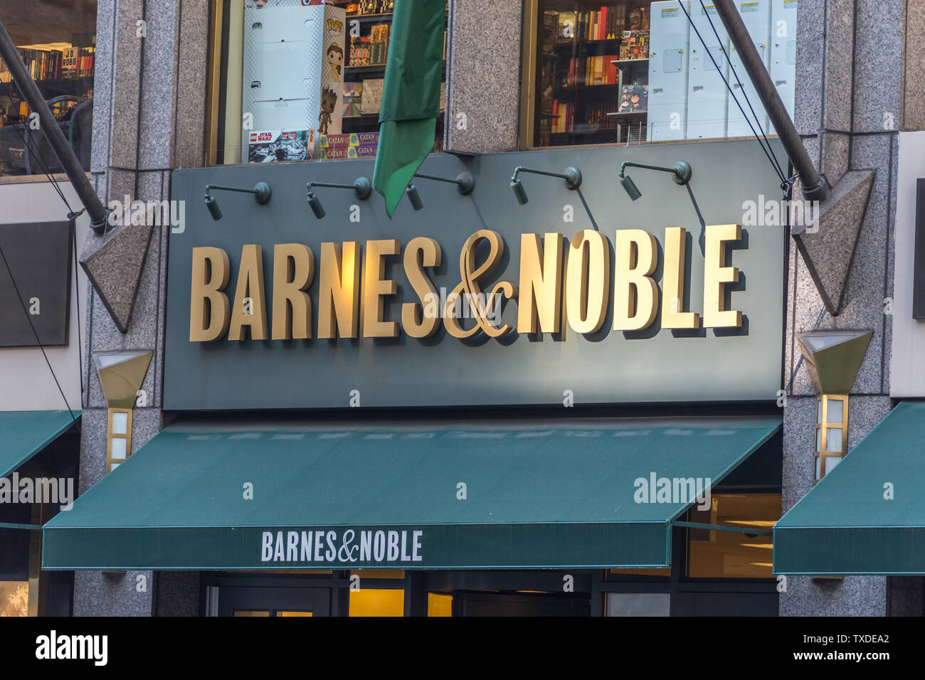 NEW YORK, USA - 17. Mai, 2019: Barnes & Noble Buchhandlung unterzeichnen in New York USA. Buchhändler mit der größten Anzahl von Verkaufsstellen in den Vereinigten Stockfoto