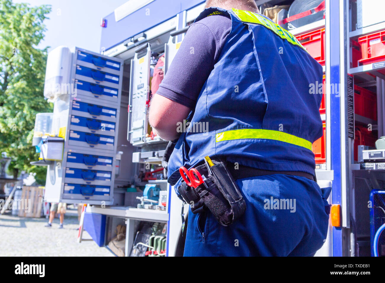 Deutschen technischen Notdienst Mann auf eine Ausrüstung Fahrzeug Mann Stockfoto