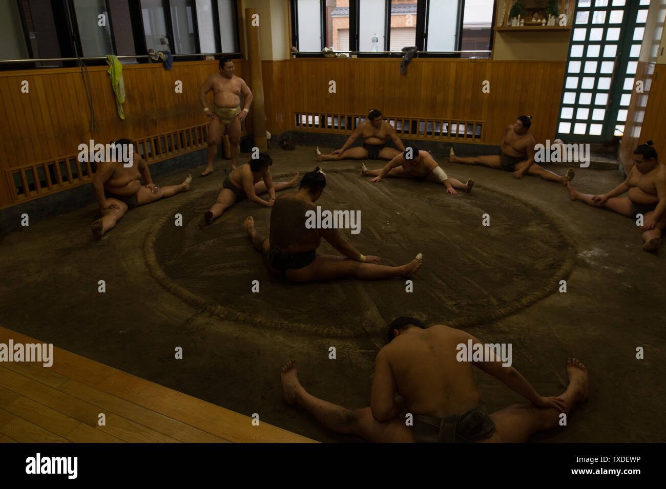 Einige Athleten der verschiedenen Rang Aufwärmen und sume Wrestling an einem kleinen Sumo stabil in Tokio, Japan. Stockfoto