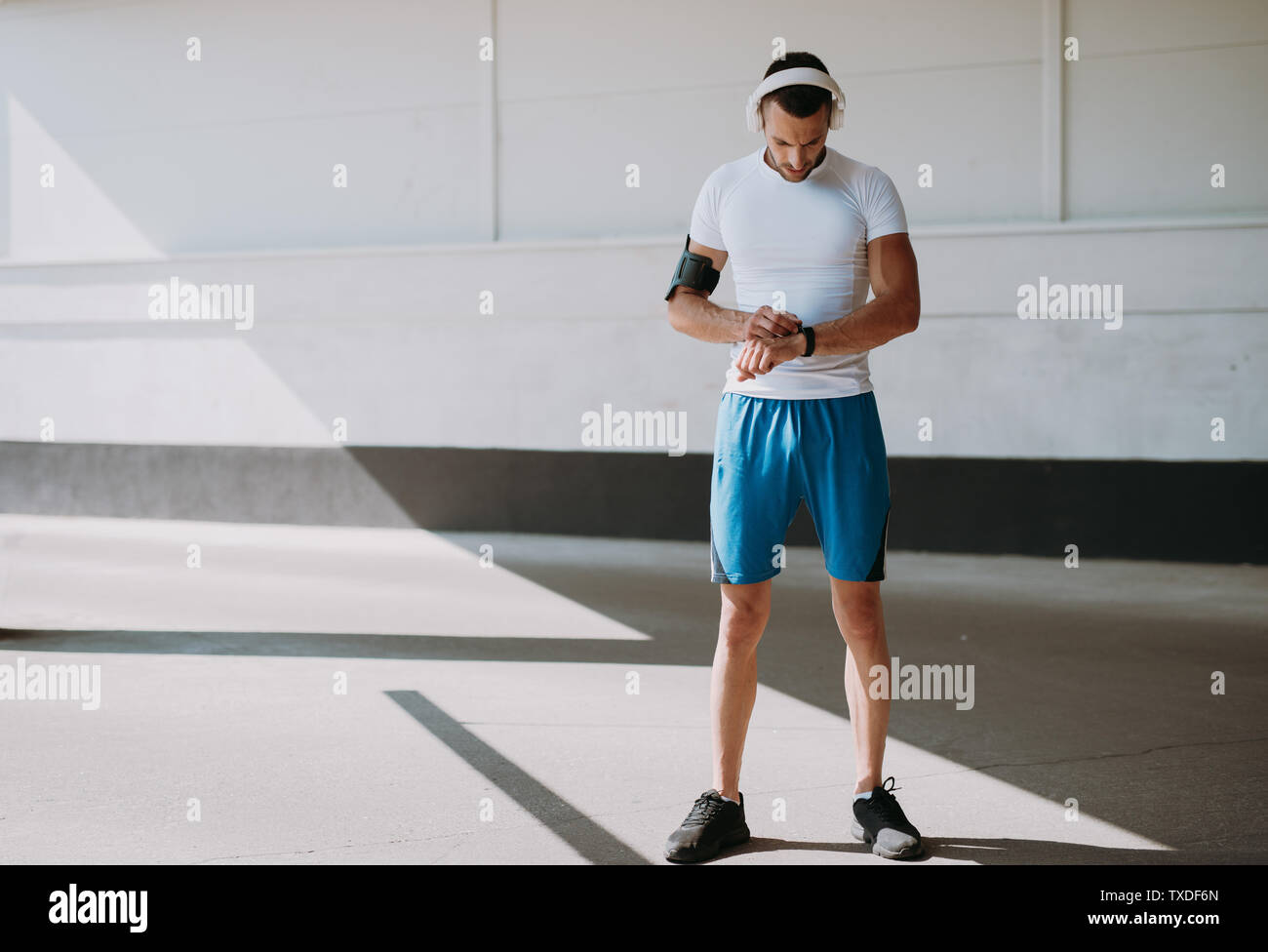 Junge Mann Laufen draußen in den Morgen lieferbar Stockfoto