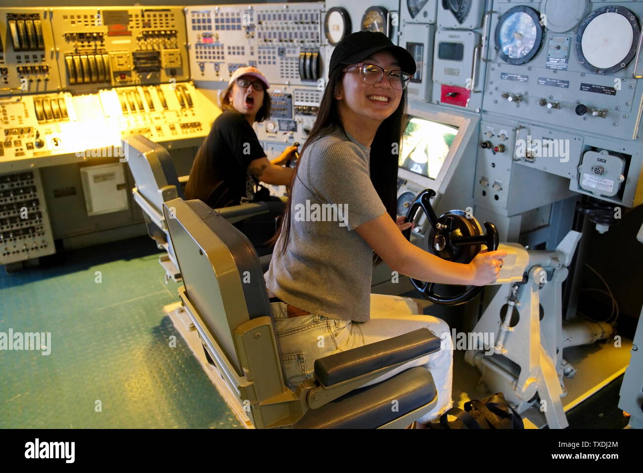 U-Boot Museum, Groton CT USA, Juni 2019. Junge amerikanische asiatische Frauen genießen die Control Station eines Amerikanischen ballistischen Raketen-U-Boots. Stockfoto