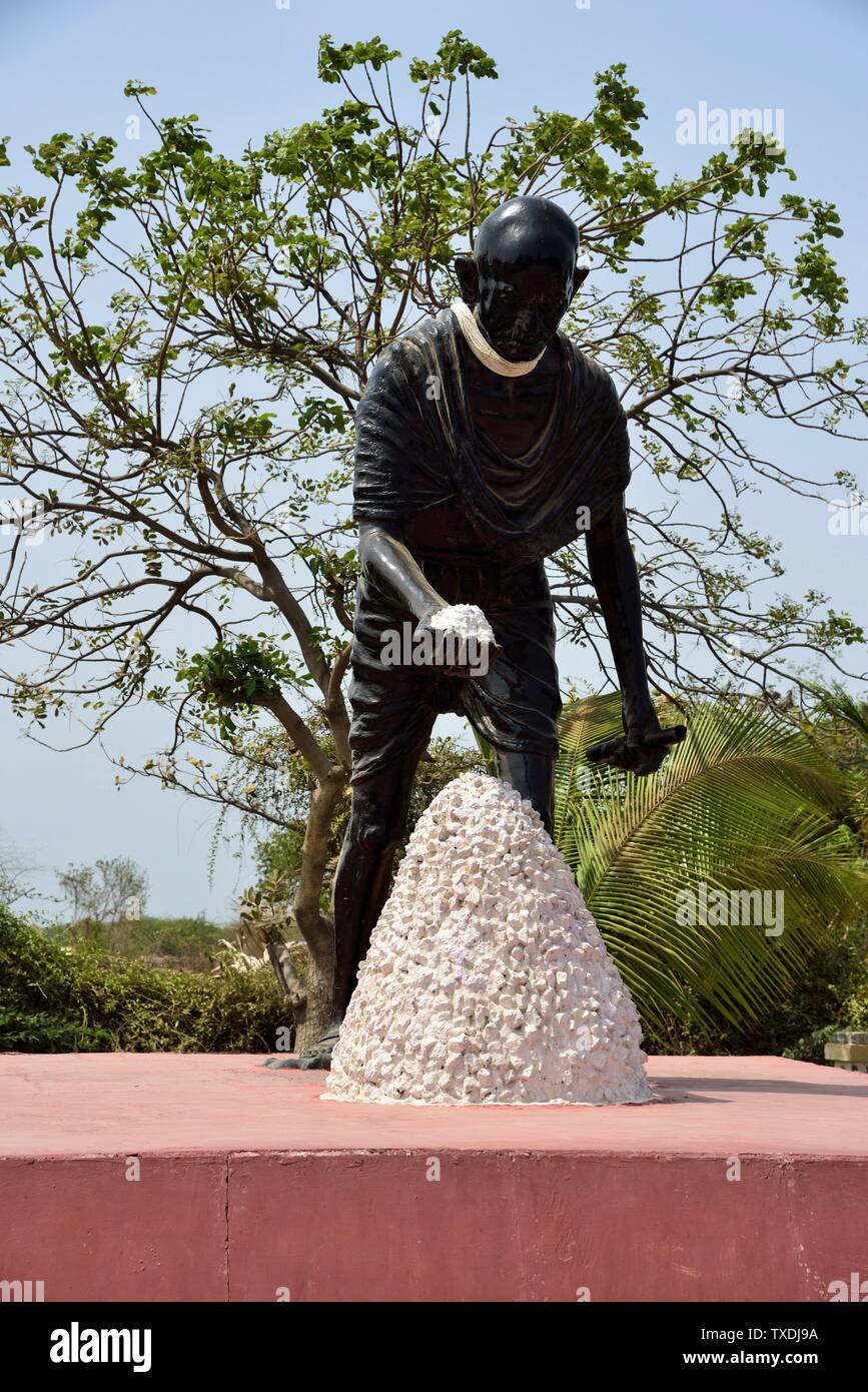 Statue von Mahatma Gandhi sammeln Salz, Dandi, Gujarat, Indien, Asien Stockfoto