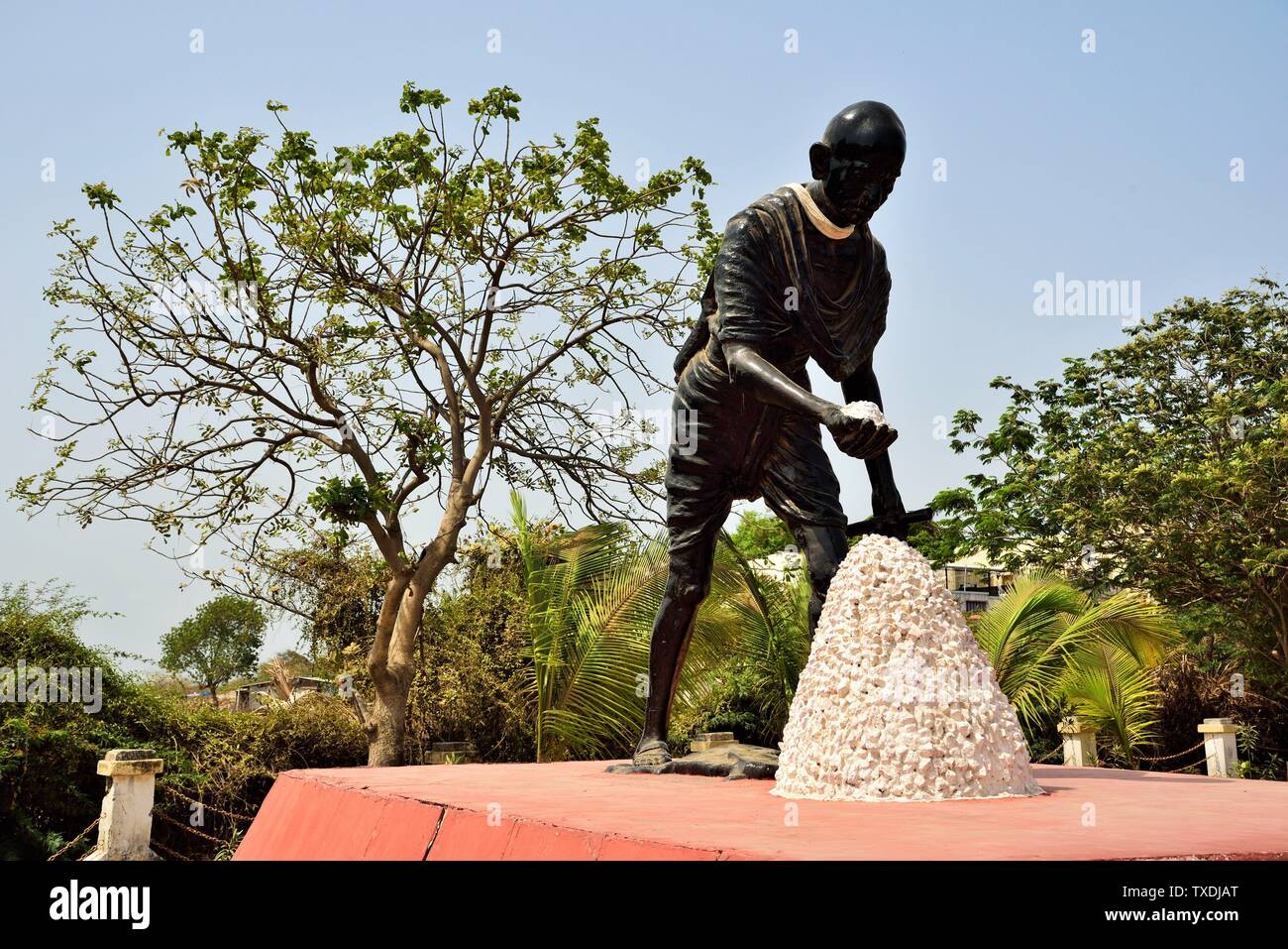Statue von Mahatma Gandhi sammeln Salz, Dandi, Gujarat, Indien, Asien Stockfoto