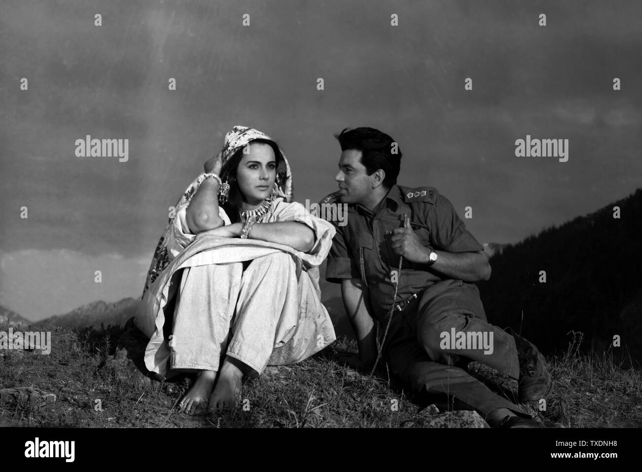Indische Bollywood Schauspieler Schauspielerin Priya Rajvansh Und Dharmendra Indien Asien 1964 Stockfotografie Alamy alamy