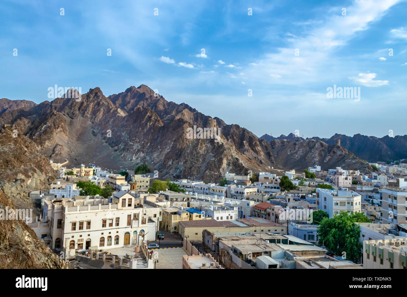 Alte Häuser in einer kleinen Stadt am Fuße eines Hügels, mit Wachtürmen. Von Muscat, Oman. Stockfoto