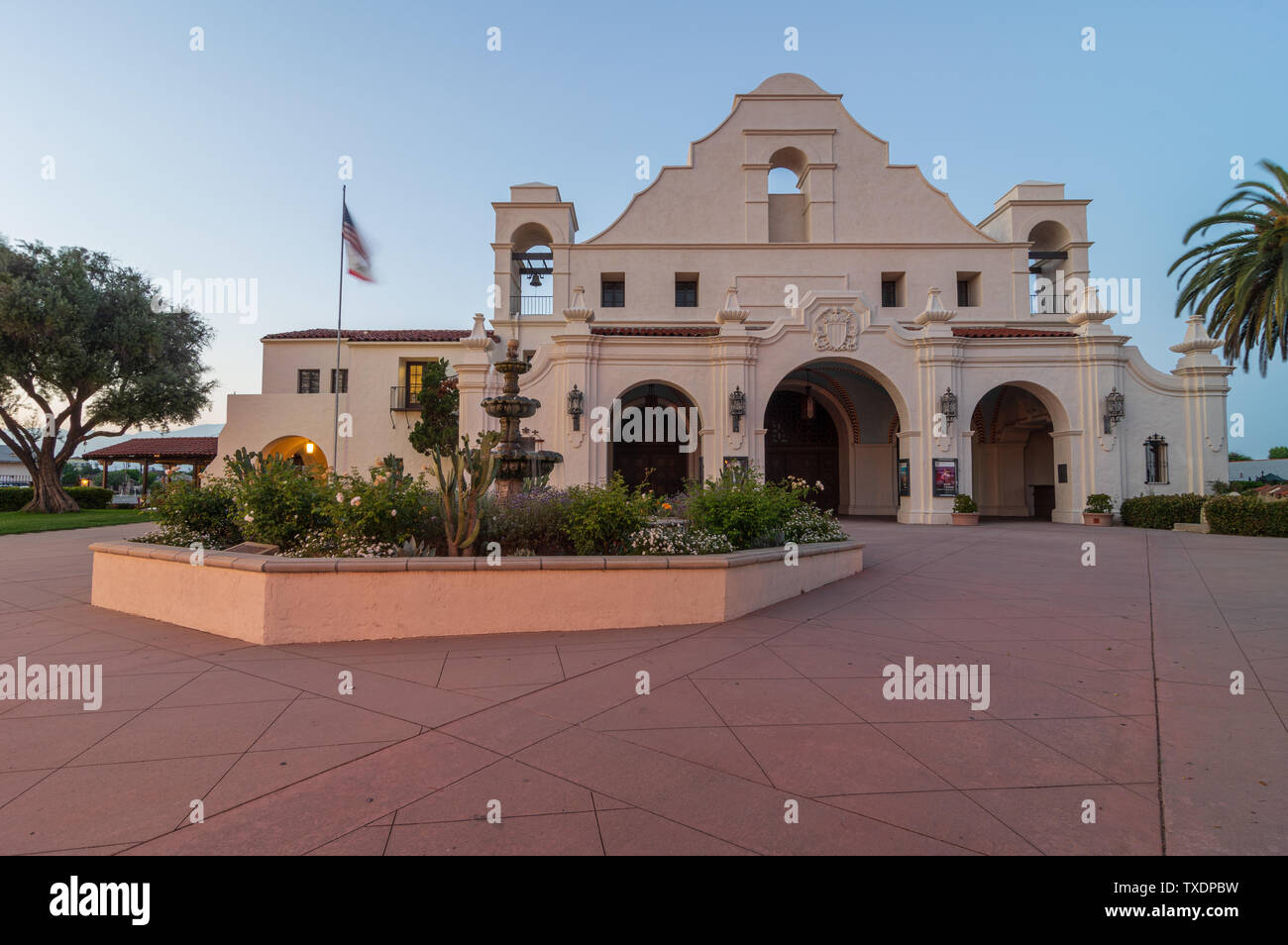 Das San Gabriel Mission Playhouse im historischen Viertel der Stadt San Gabriel. Das Gebäude wurde 1927 fertiggestellt. Stockfoto