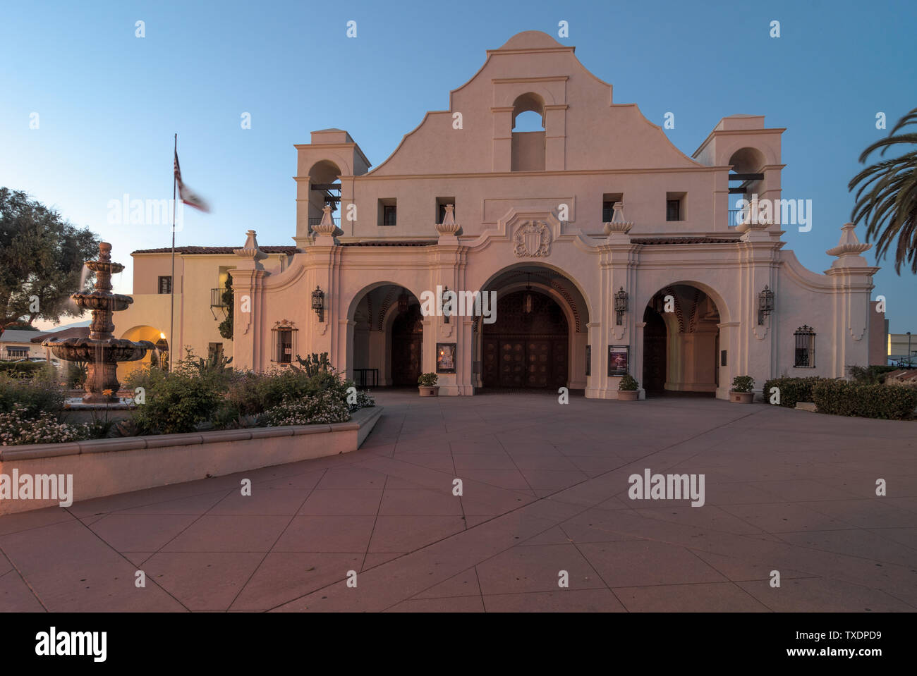 Bild Dämmerung der Mission San Gabriel Spielhaus im historischen Viertel. Das Gebäude wurde im Jahr 1927 abgeschlossen. Stockfoto