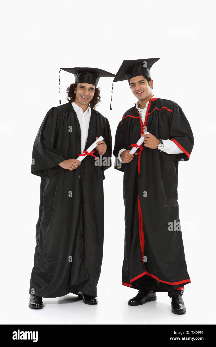 Studenten halten ihre Abschluss-Diplome Stockfoto