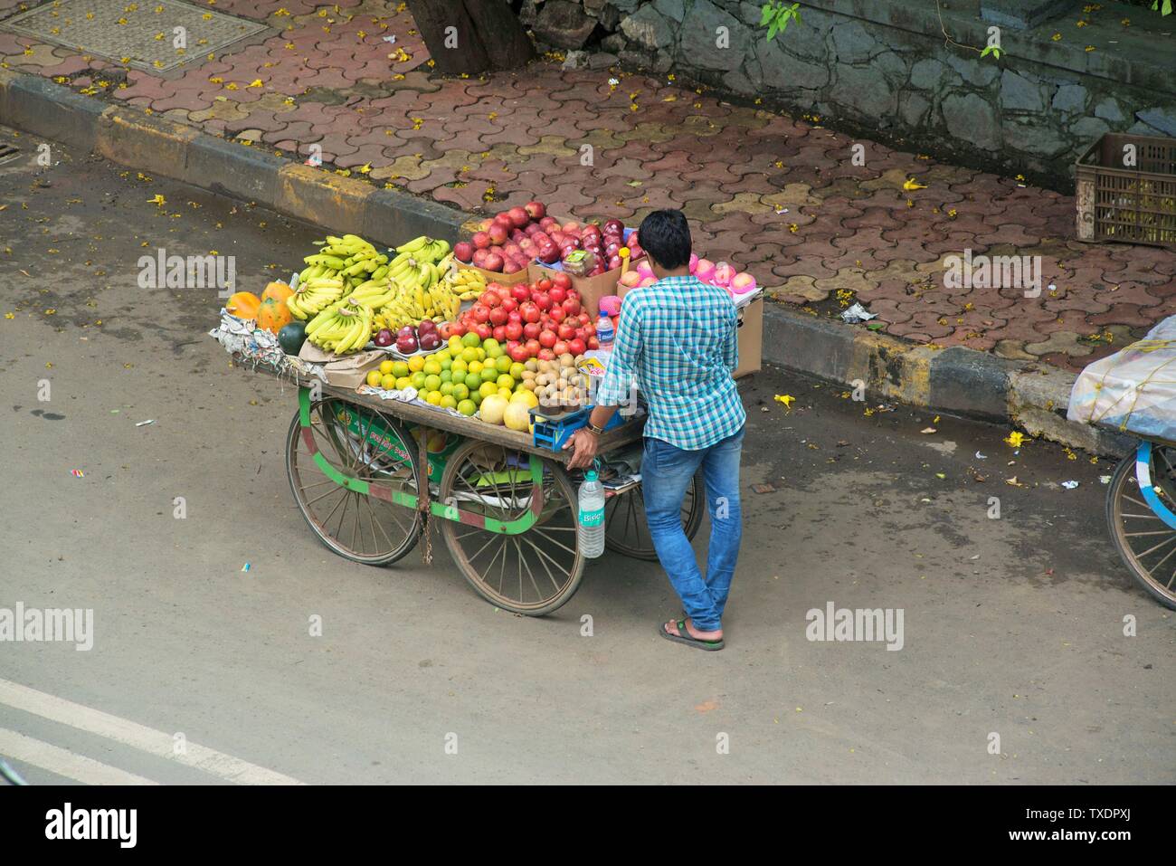 Obst Anbieter mit Handwagen bei Juhu, Mumbai, Maharashtra, Indien, Asien Stockfoto