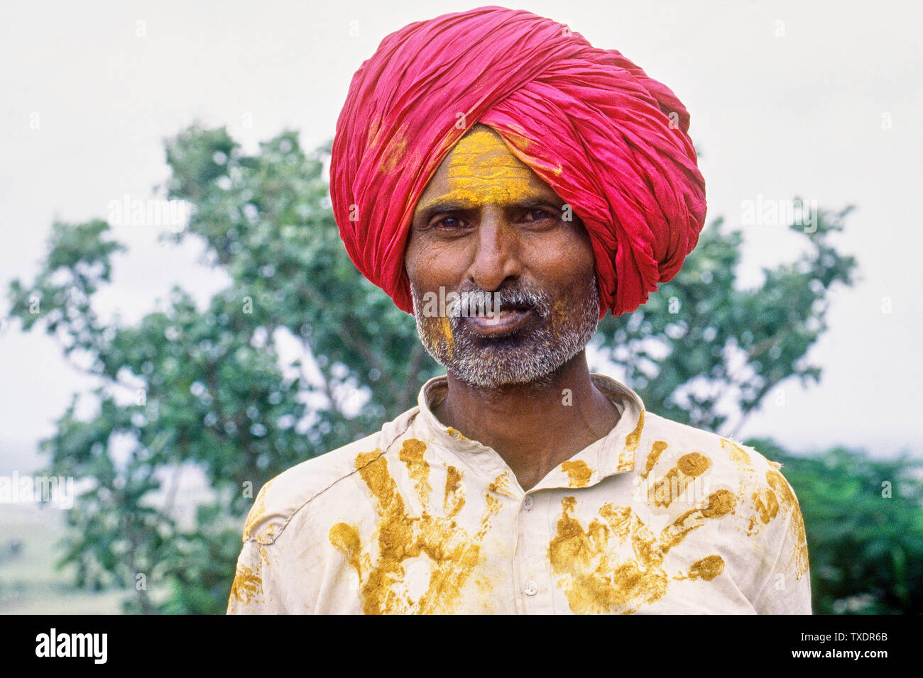 Herr Khandoba Devotee mit kurkuma Markierung auf Stirn, Jejuri, Maharashtra, Indien, Asien Stockfoto