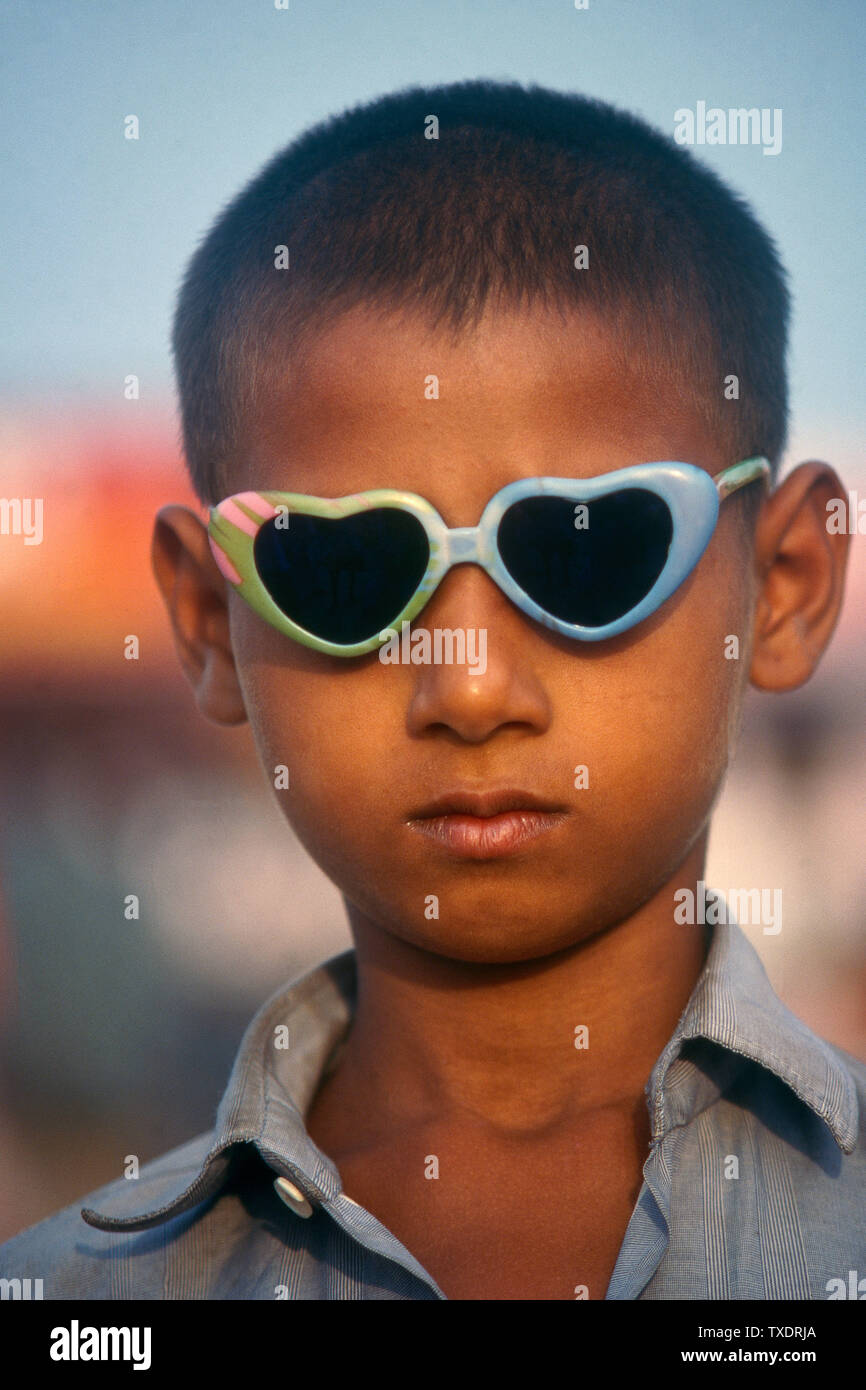 Junge tragen Sonnenbrille Herzform, Mumbai, Maharashtra, Indien, Asien Stockfoto