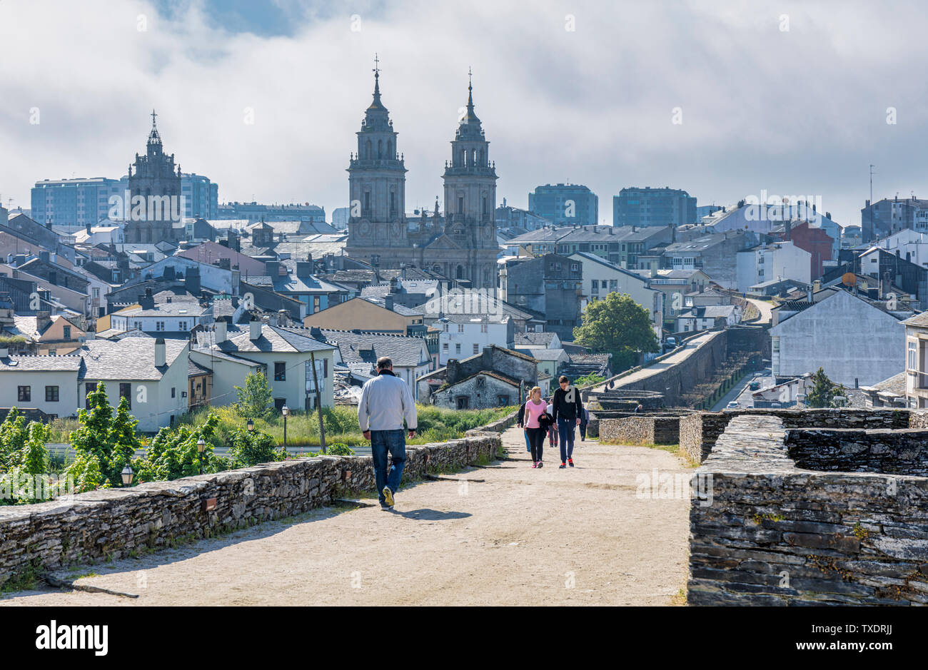 Die römischen Mauern, mit der Kathedrale Santa Maria im Hintergrund, Lugo, Provinz Lugo, Galizien, Spanien. Die römische Stadtmauer von Lugo zum UNESCO Welt Stockfoto