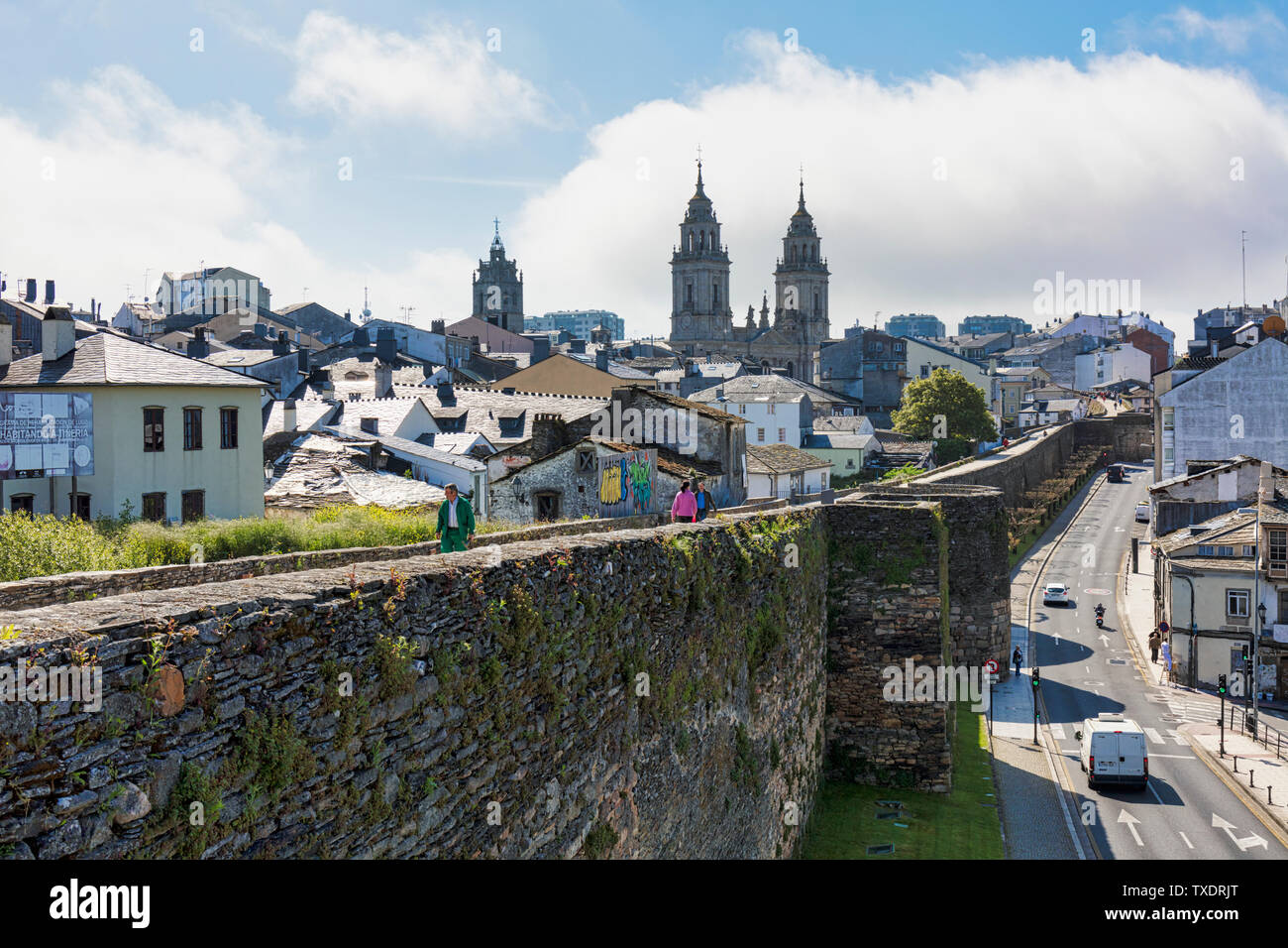 Die römischen Mauern, mit der Kathedrale Santa Maria im Hintergrund, Lugo, Provinz Lugo, Galizien, Spanien. Die römische Stadtmauer von Lugo zum UNESCO Welt Stockfoto