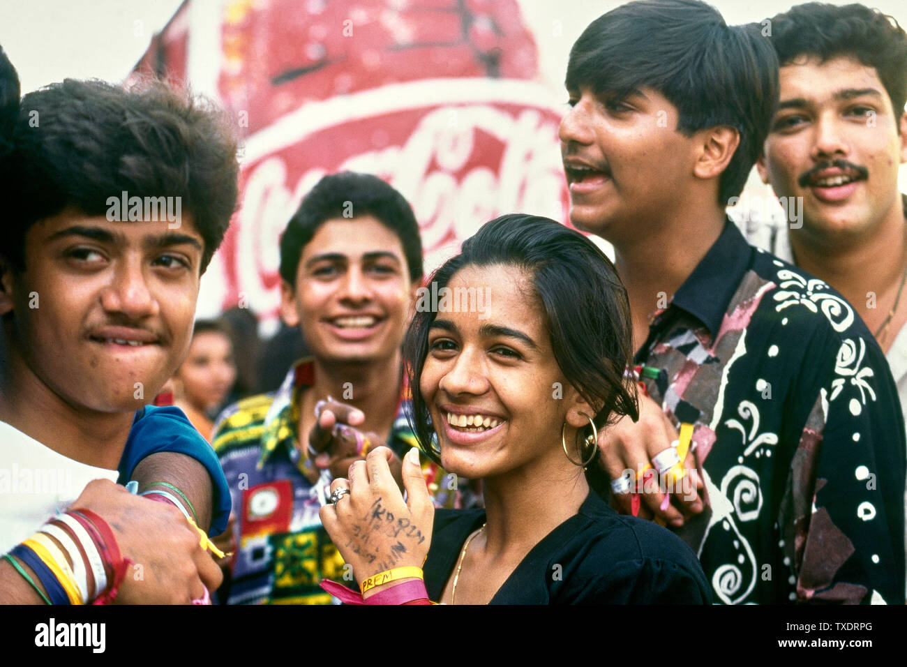 Junge Studenten feiern Friendship Day, Mumbai, Maharashtra, Indien, Asien Stockfoto
