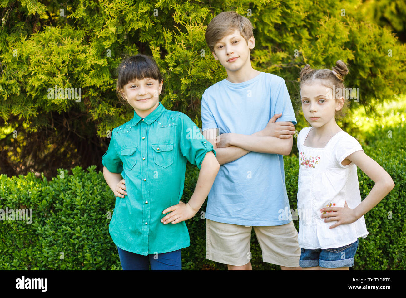 Gruppe der glückliche Kinder im Freien spielen. Kinder, die Spaß im Sommer Park. Stockfoto