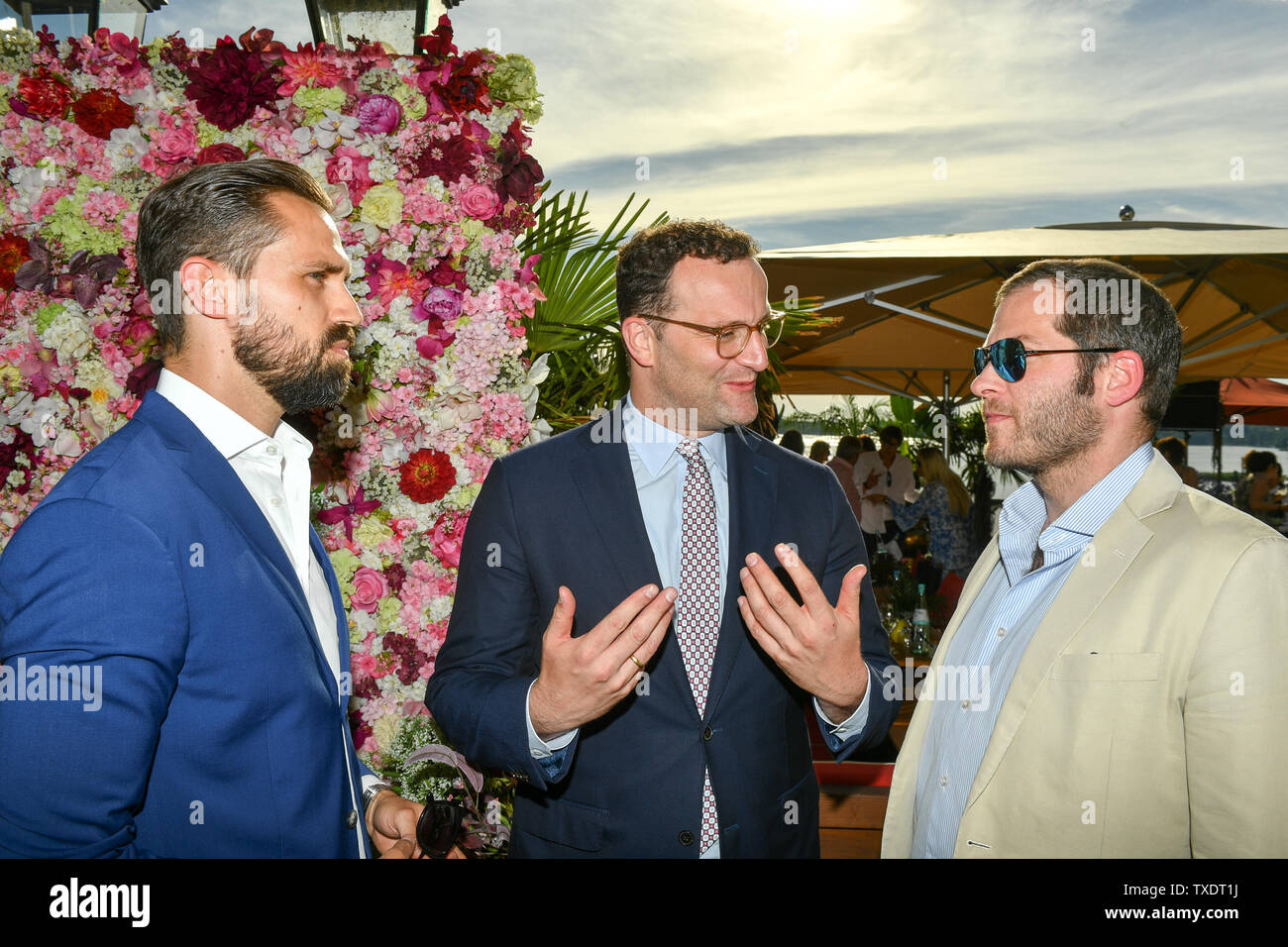 Berlin, Deutschland. 24. Juni, 2019. Jens Spahn (CDU), seine Lebenspartnerin Daniel Funke (l) und Julian Reichelt, Chefredakteur der BILD-Zeitung, Vortrag beim Sommerfest von BILD hilft e.V. "Ein Herz für Kinder" im Restaurant Wannseeterrassen. Foto: Jens Kalaene/dpa-Zentralbild/dpa/Alamy leben Nachrichten Stockfoto