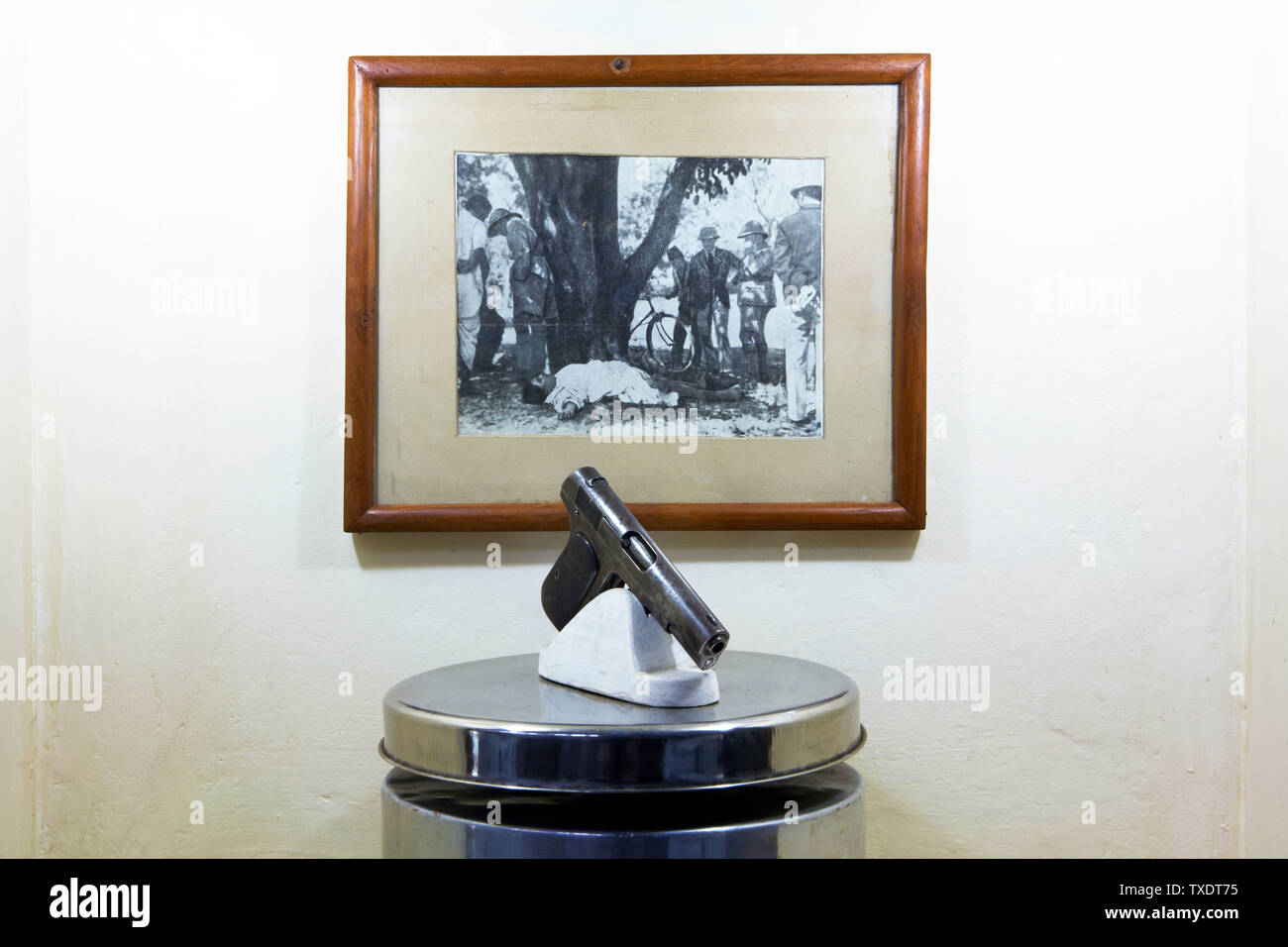 Foto nach der Tötung und Sophie und seine Pistole, Uttar Pradesh, Indien, Asien Stockfoto