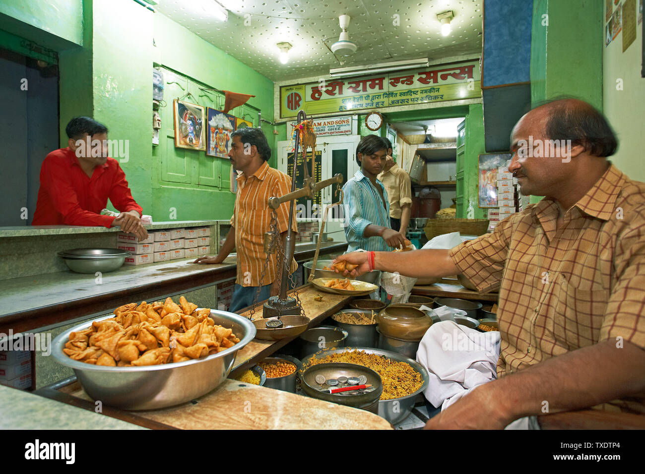 Berühmte samosa shop Hari RAM & Söhne, Uttar Pradesh, Indien, Asien Stockfoto