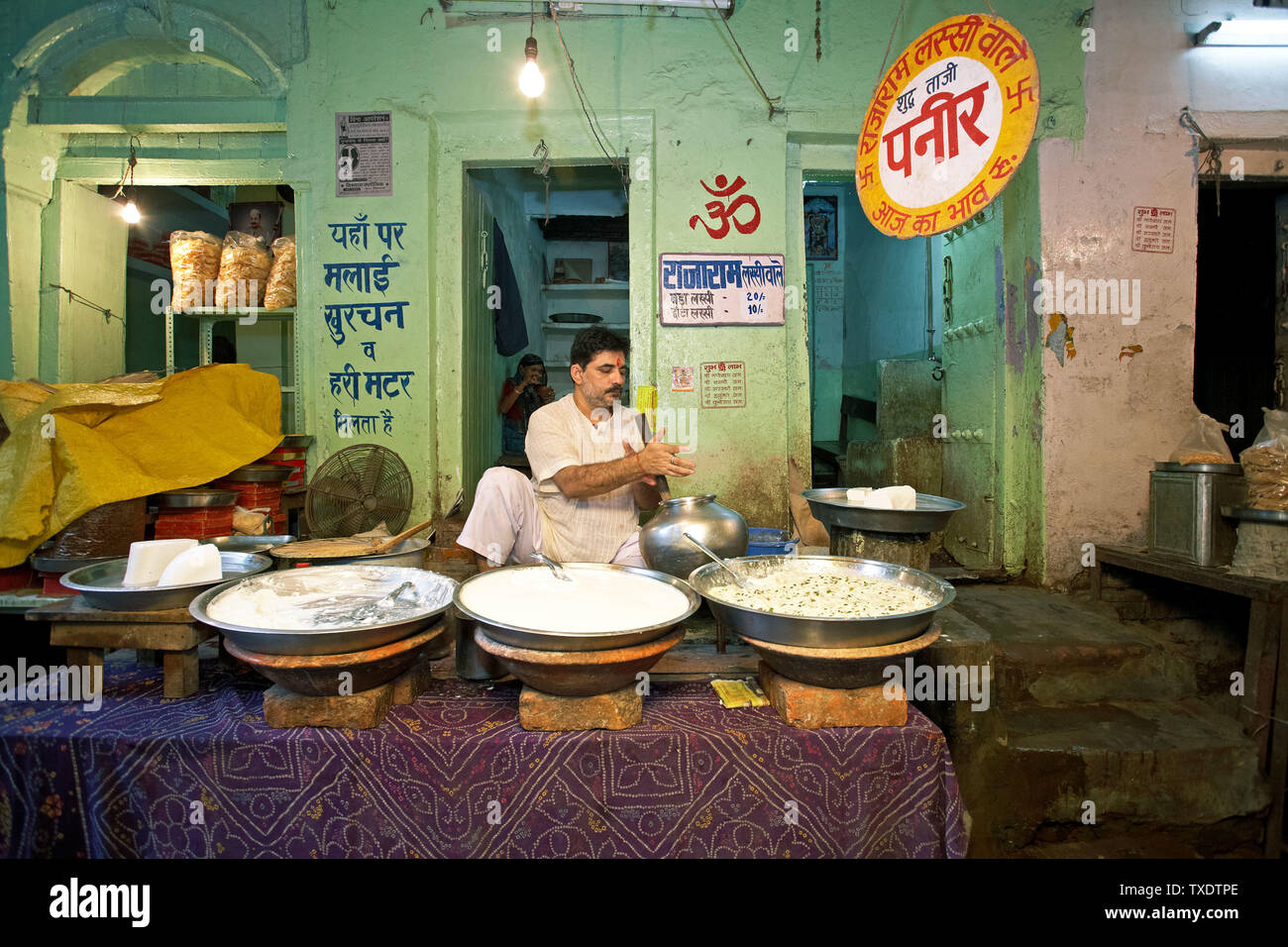 Berühmte Loknath shop von Rajaram verkaufen Quark, Uttar Pradesh, Indien, Asien Stockfoto