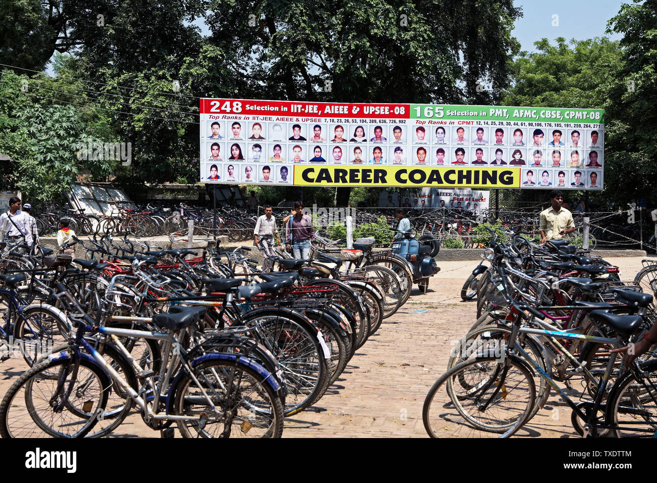 Zyklen geparkt außerhalb Coaching-Klasse, Allahabad, Ilahabad, Prayag, Prayagraj, Uttar Pradesh, Indien, Asien Stockfoto
