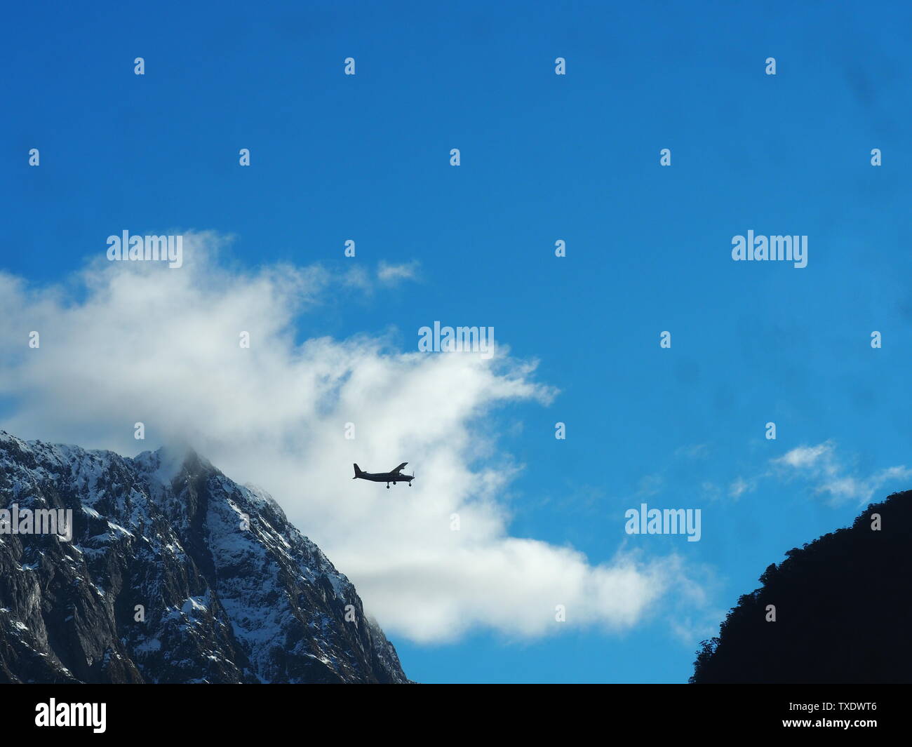 Ebene, die für eine Tour durch den Milford Sound Stockfoto