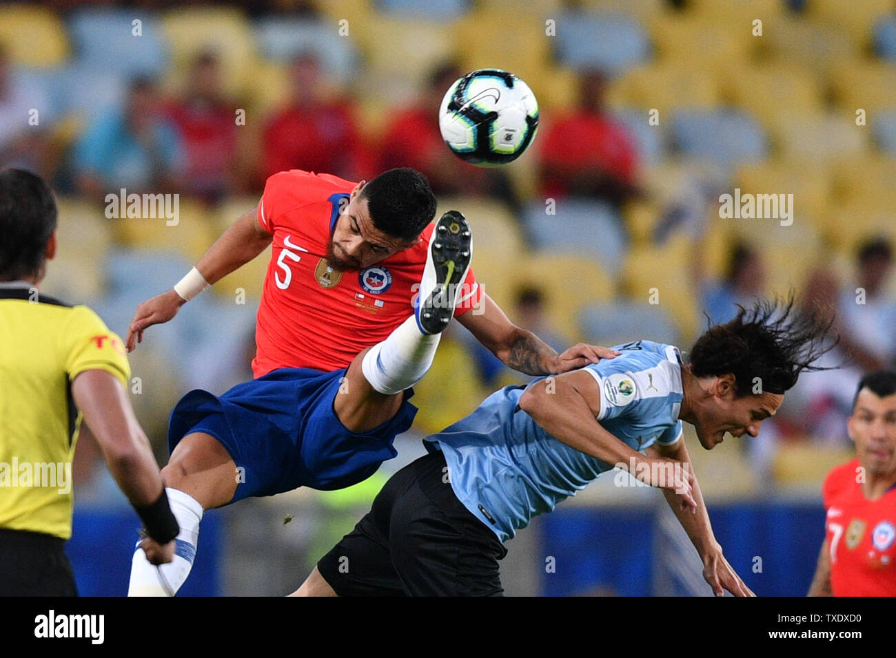 Rio De Janeiro, Brasilien. 24. Juni, 2019. Uruguay's Edinson Cavani (2. R) Mias mit Paulo Diaz (2 L) von Chile bei der Copa America 2019 Gruppe C Match zwischen Uruguay und Chile in Rio de Janeiro, Brasilien, 24. Juni 2019. Uruguay gewann 1:0. Credit: Xin Yuewei/Xinhua/Alamy leben Nachrichten Stockfoto