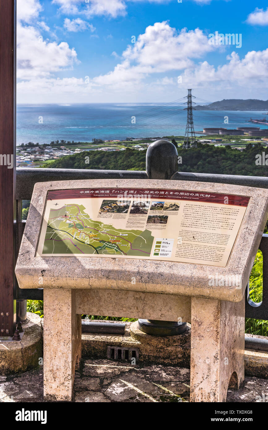 Informationen Zeichen auf der Agaiteida Brücke Was bedeutet Osten Sonne auf dem Hanta Road in der Nähe des North Nakagusuku Schloss in Okinawa Insel Stockfoto