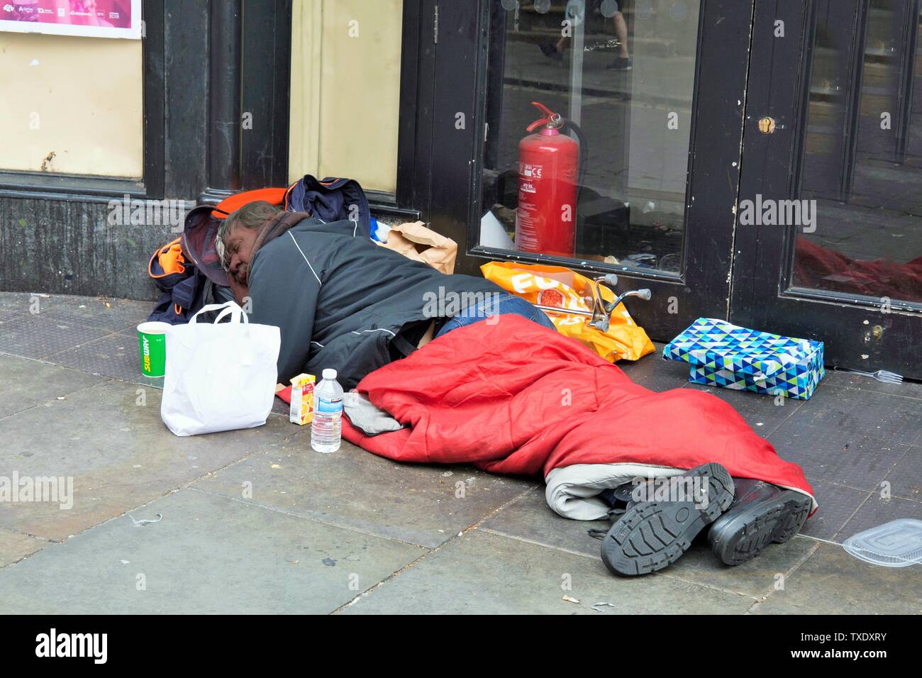 Menschen schlafen auf Pflaster, Liverpool, England, UK, Vereinigtes Königreich Stockfoto