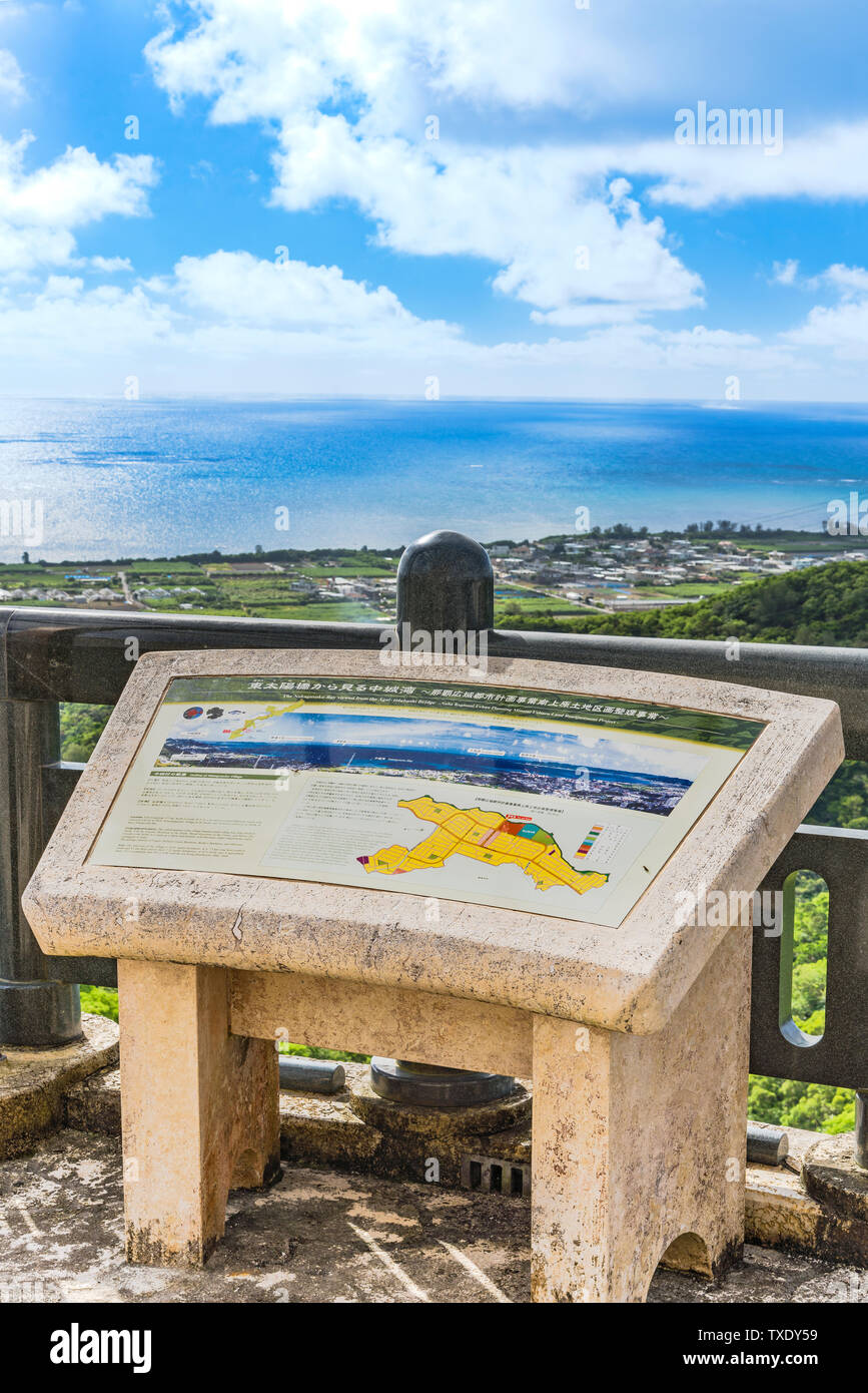 Informationen Zeichen auf der Agaiteida Brücke Was bedeutet Osten Sonne auf dem Hanta Road in der Nähe des North Nakagusuku Schloss in Okinawa Insel Stockfoto