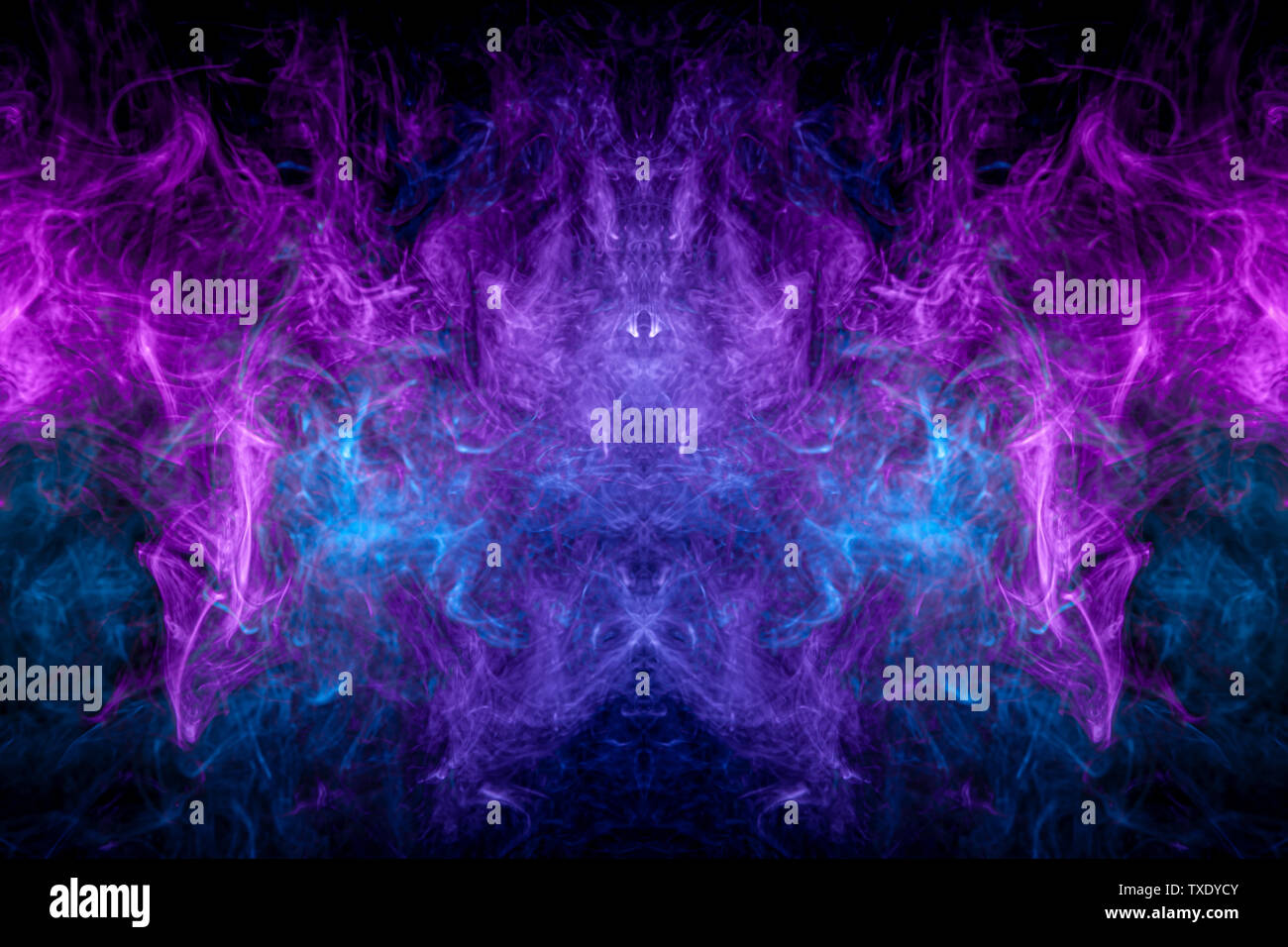 Giftige Bewegung von Blau und Violett rauch Abstract auf schwarzem Hintergrund, Brand Design Stockfoto