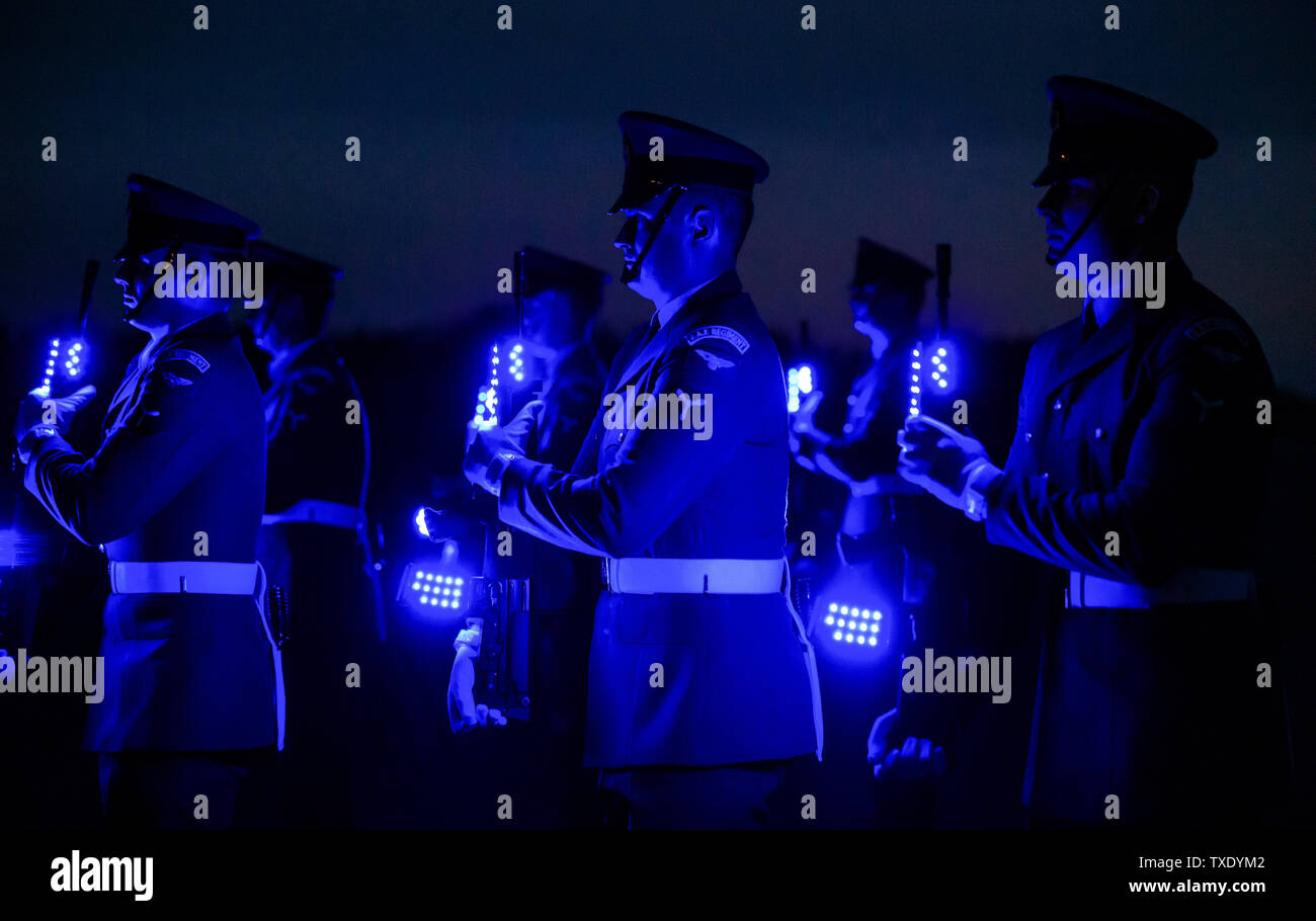 Mitglieder der Queen Color Squadron Anzeige, Teil einer Atemberaubende Lightshow die Hundertjahrfeier der Royal Air Force Benevolent Fund an RAF Odiham zu markieren. Stockfoto