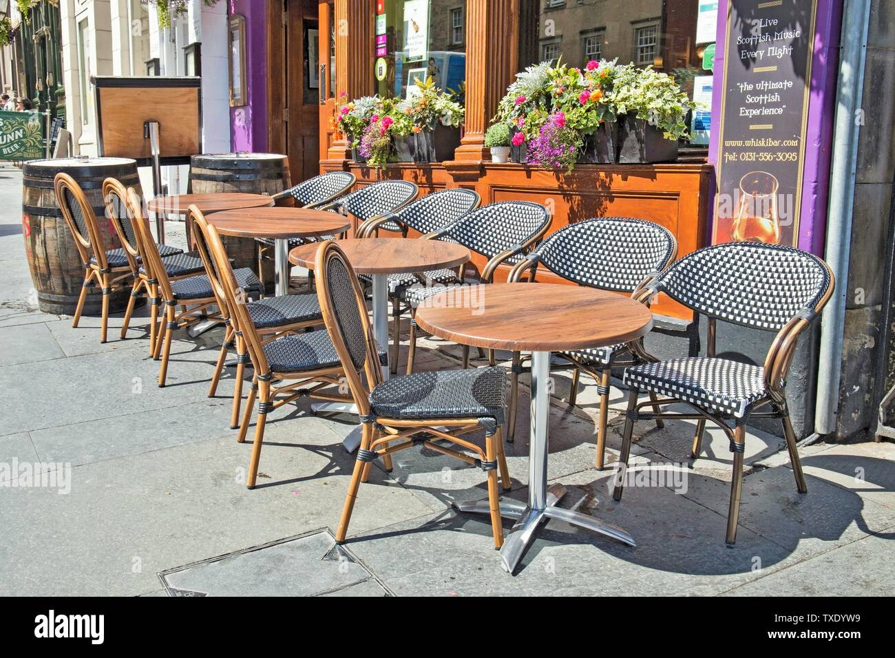 Restaurant Tische und Stühle auf Pflaster, Edinburgh, UK, Vereinigtes Königreich Stockfoto