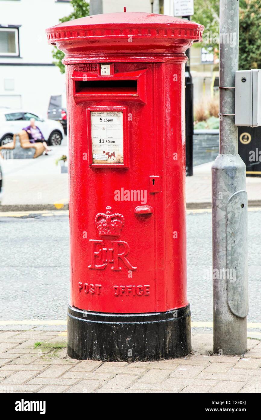 Rotes Briefkastenfeld der Post, E und R, Llangollen, Wales, Vereinigtes Königreich, Vereinigtes Königreich Stockfoto