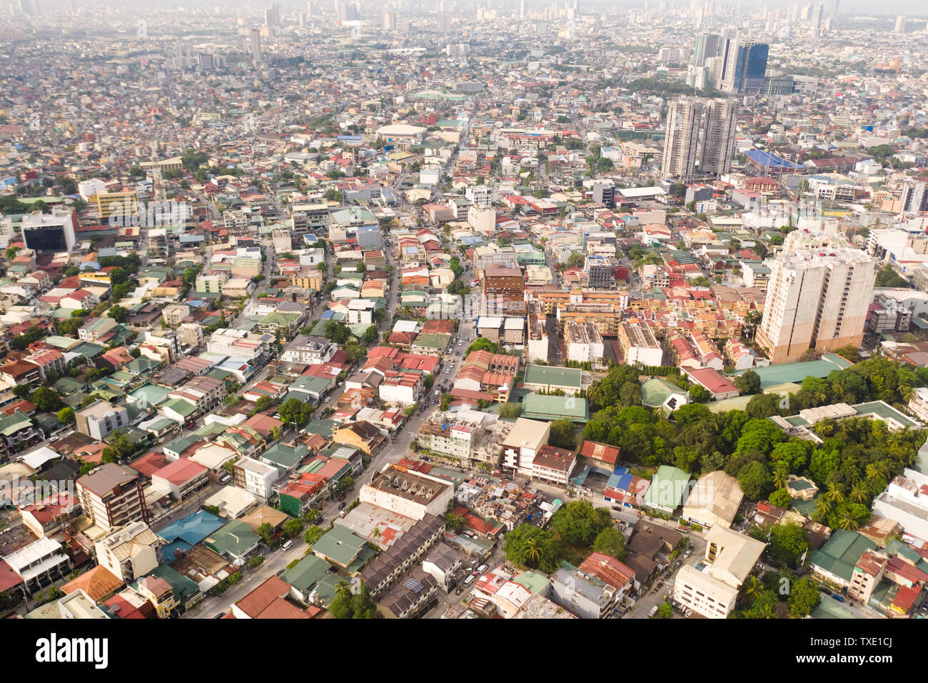 Wohngebiete und Straßen von Manila, Philippinen, Ansicht von oben. Die Dächer der Häuser und Straßen. Der philippinischen Hauptstadt. Stockfoto