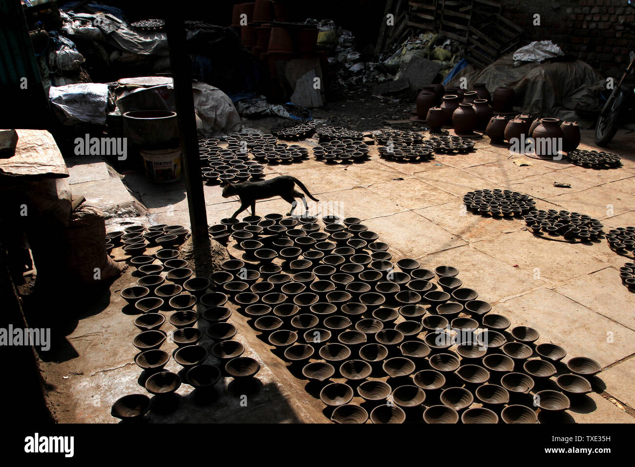Steingut Tonlampen trocknen, Dharavi, Mumbai, Maharashtra, Indien, Asien Stockfoto