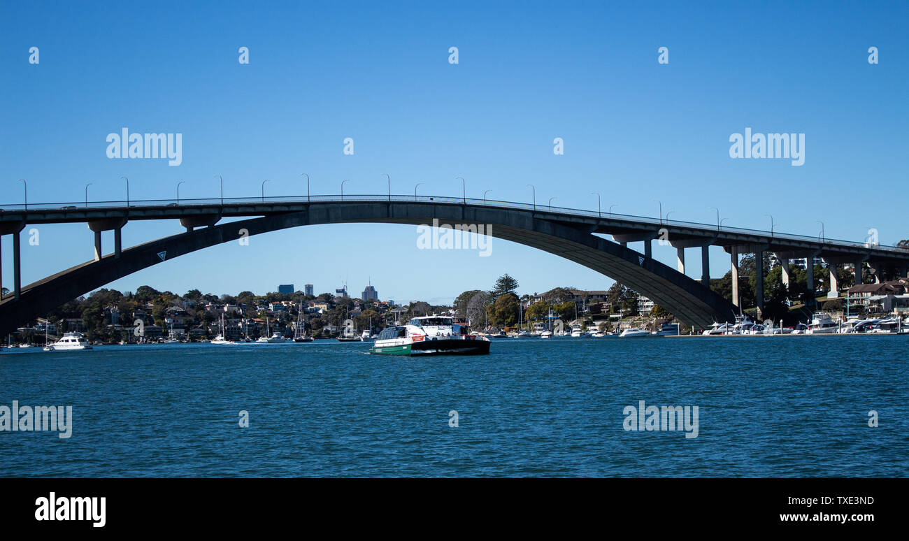 Gladesville Brücke überspannt Parramatta River aus Sydney Harbour mit Rivercat Fähre reisen vor, viele Boote auf dem Wasser gegen klare bl Stockfoto