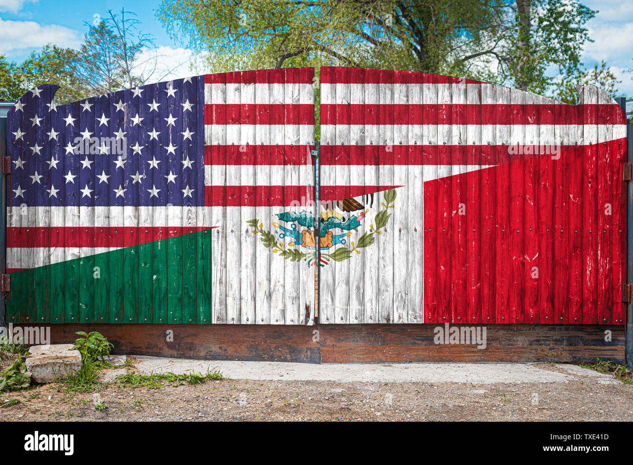 Nahaufnahme der nationalen Flagge der USA und Mexiko auf einem hölzernen Tor am Eingang des geschlossenen Gebiet an einem Sommertag. Das Konzept der Lagerung von Go Stockfoto