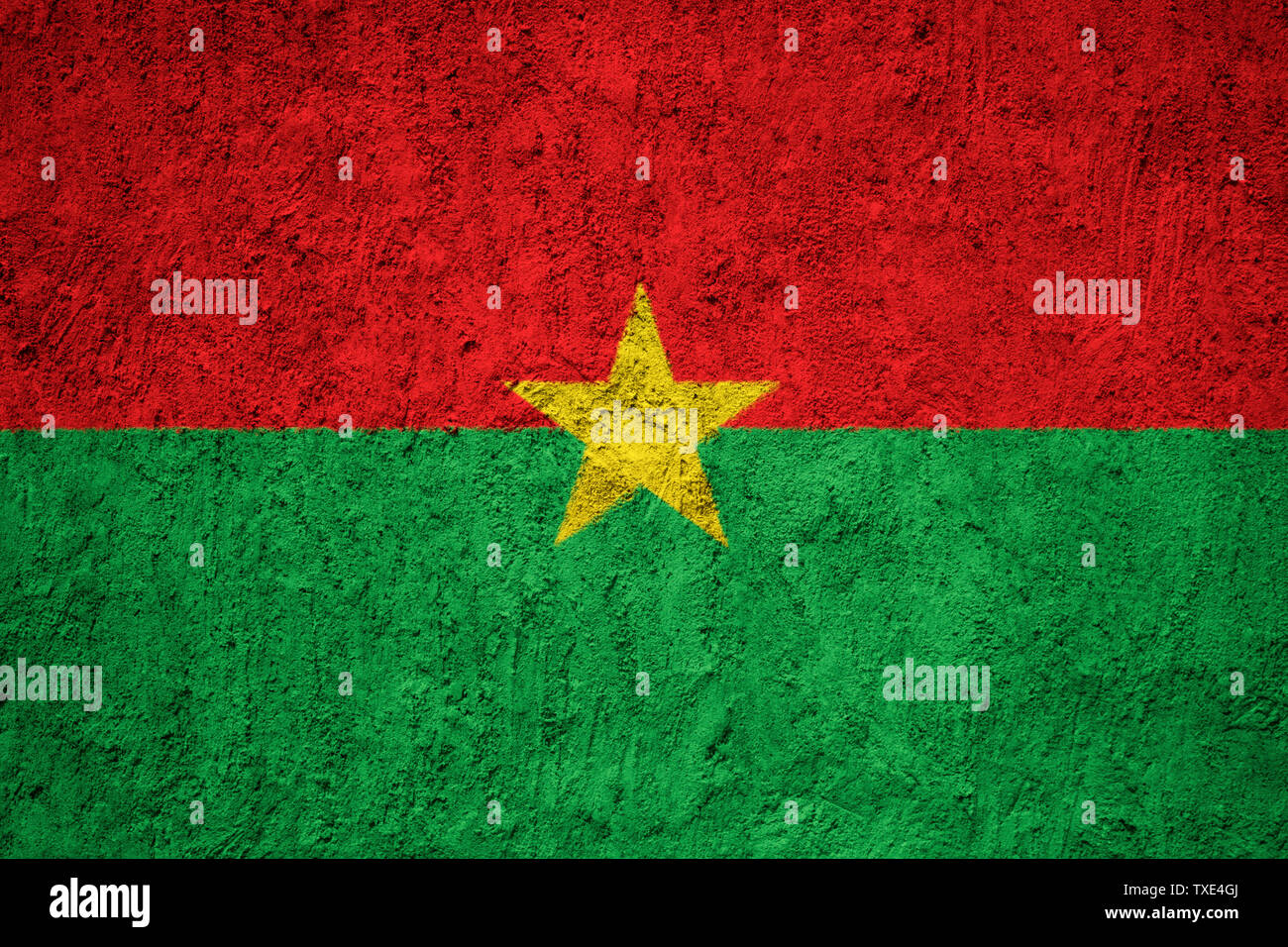 Burkina Faso Flagge bemalt auf dem gebrochenen grunge Betonwand Stockfoto