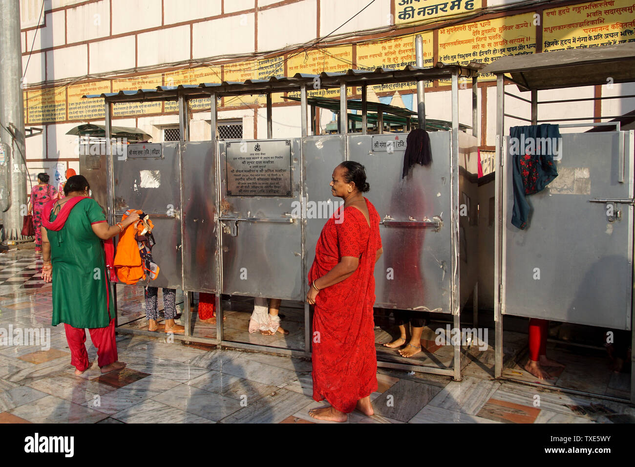 Frauen warten außerhalb der Umkleideräume nach ein reinigendes Bad im Ganges Stockfoto
