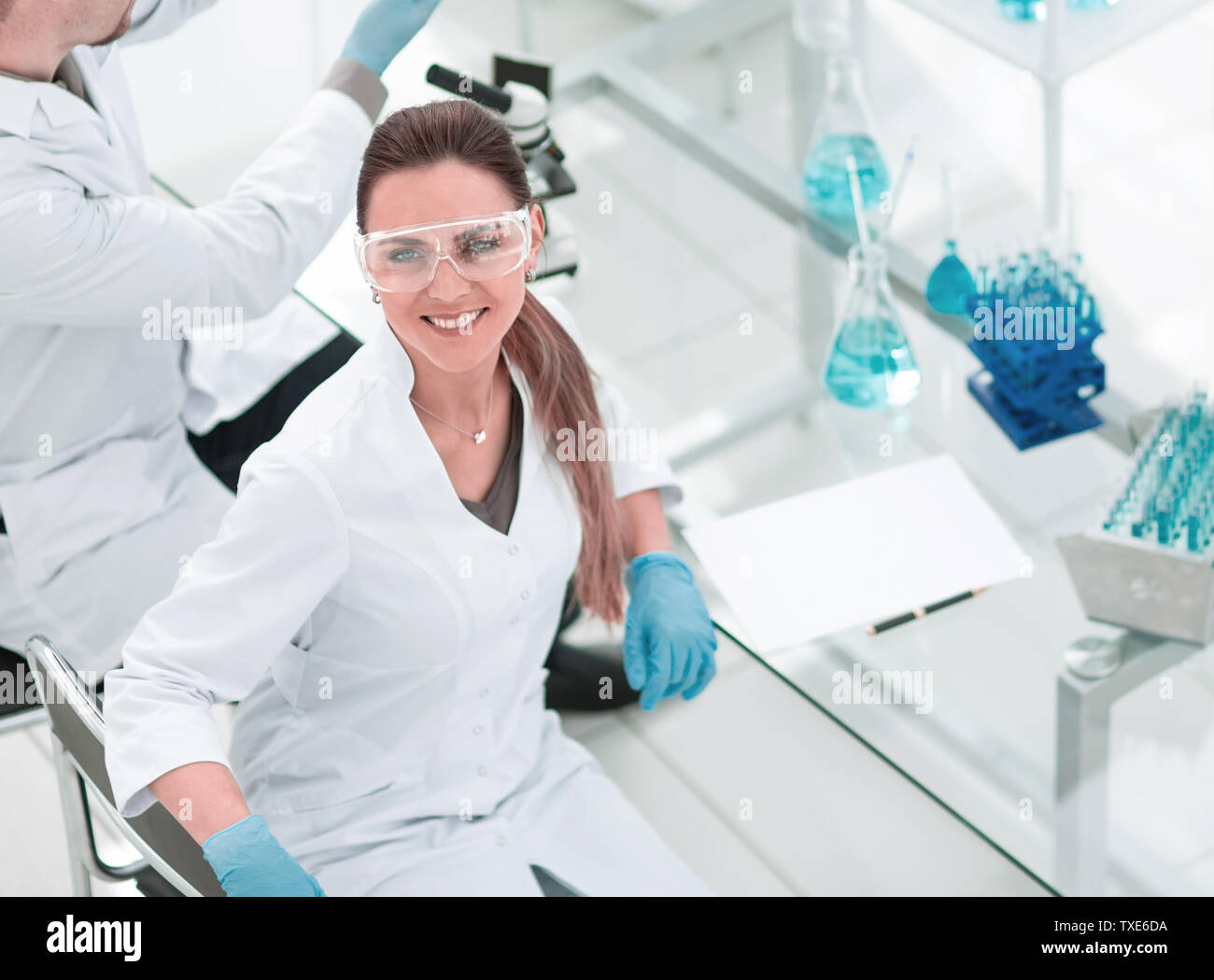 Paar erfolgreiche lab Techs an Ihrem Schreibtisch sitzen Stockfoto