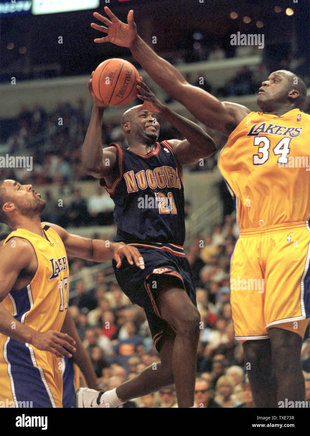 Runde 2000011001 - 10 Januar 2000 - LOS ANGELES, Kalifornien, USA: George McCloud der Denver Nuggets versucht zu zählen, während Rick Fox und Shaquille O'Neal der Los Angeles Lakers Block an das Staples Center, Januar 10. Die Los Angeles Lakers mit einem Sieg gegen die Denver Nuggets 130-95. rg/ss/Sinartus Sosrodjojo UPI Stockfoto