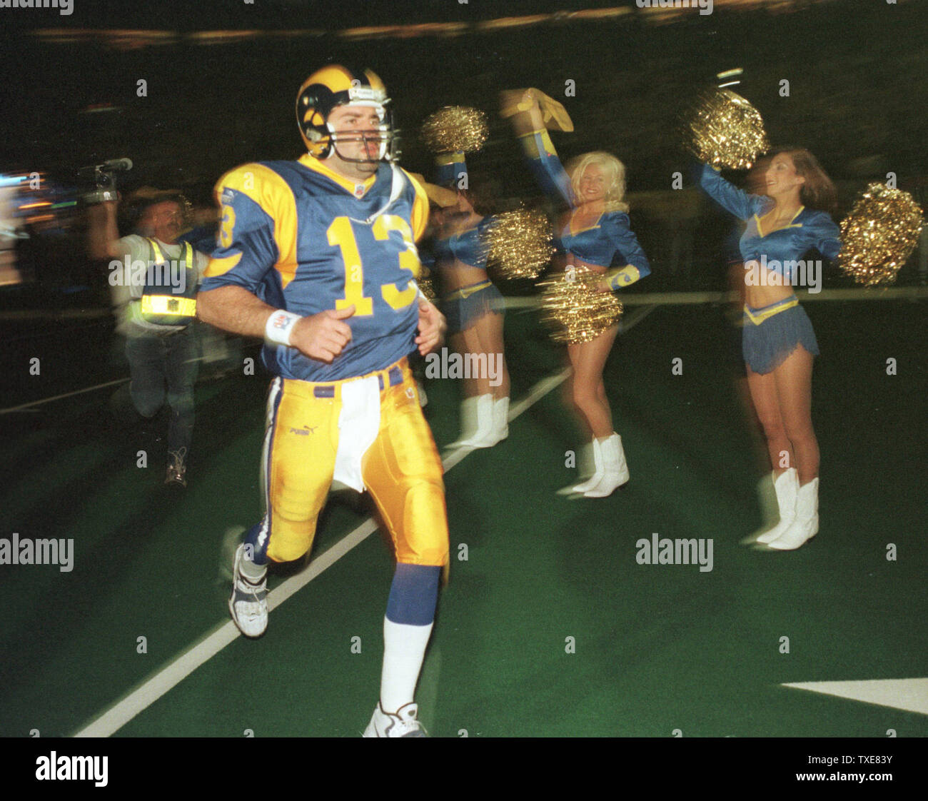 SLP 2000011603 - 16 Januar 2000 - ST. LOUIS, Missouri, USA: St. Louis Rams Quarterback Kurt Warner nimmt, um das Feld für die NFC Divisional Playoff Spiel gegen die Minnesota Vikings, Januar 16. Warner warf für fünf Touchdowns in der 49-37 Sieg über die Wikinger. rg/BG/Rechnung Greenblatt UPI Stockfoto