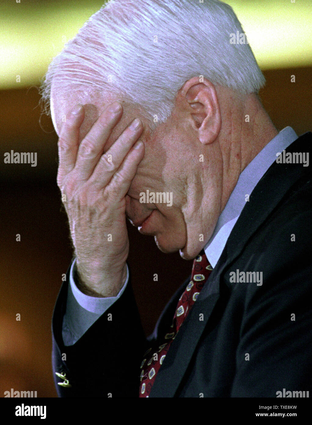 POR 2000012703 - 27 Januar, 2000 - Portsmouth, New Hampshire, USA: der republikanische Präsidentschaftskandidat der US-Senator John McCain aus Arizona, reibt sich die Augen, 27. Januar Pausiere nach einer Frage gebeten werden, während ein Rathaus Stil treffen in Portsmouth. McCain und die anderen Präsidentschaftskandidaten in langen Stunden auf der Kampagne Spur in der letzten Woche vor von New Hampshire zuerst in der Nation Primäre. rg/lkm/Lee K. Marriner UPI Stockfoto