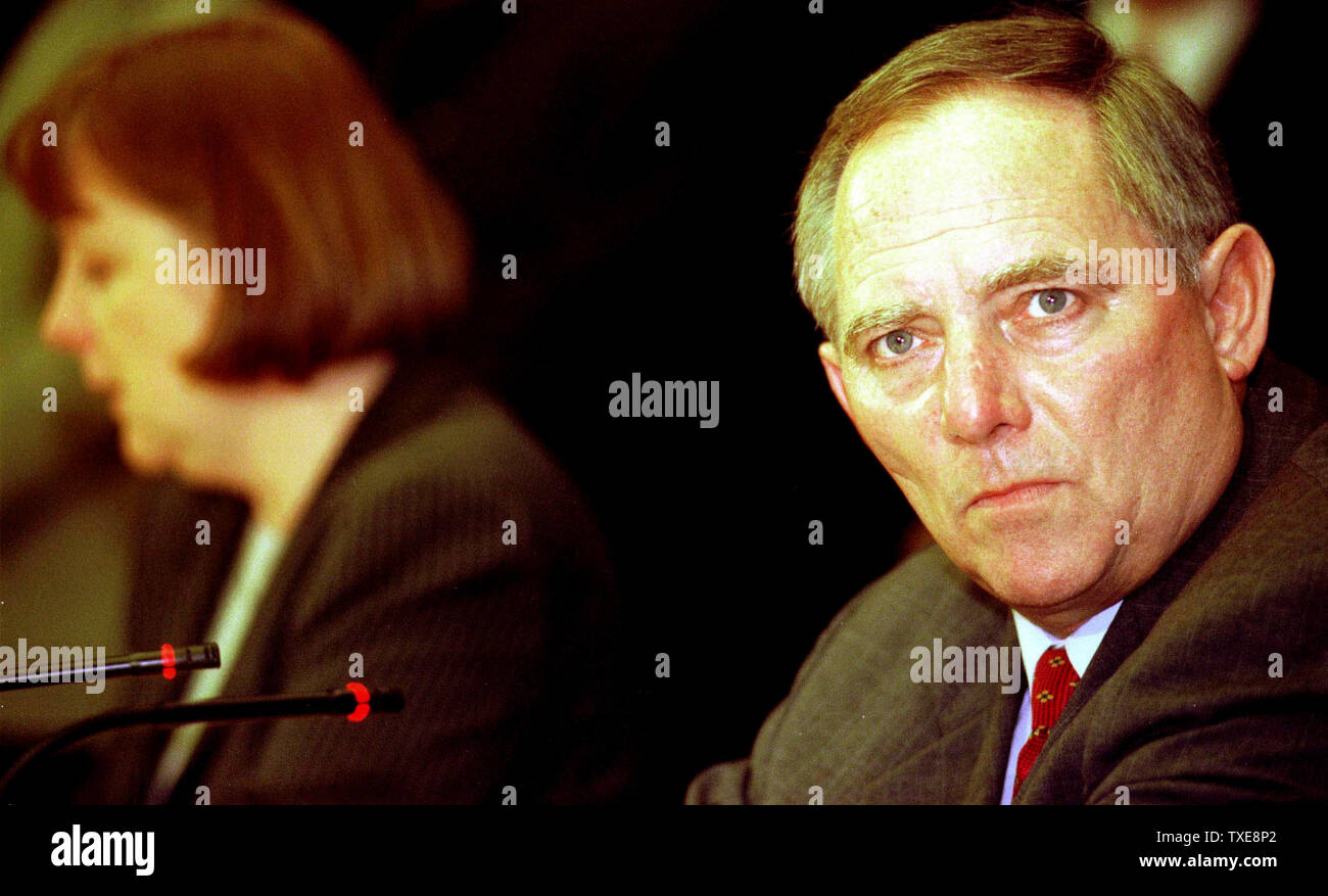 BER 2000011804 - 18 Januar 2000 - BERLIN, DEUTSCHLAND: Deutsche Christdemokratische Parteichef Wolfgang Schaeuble auf einer Pressekonferenz nach einer Sitzung des Parteivorstandes, Januar 18. Der ehemalige deutsche Bundeskanzler und Ehrenvorsitzender der CDU, Helmut Kohl, zurückgetreten, nachdem die Partei verlangte er einen finanziellen Skandal löschen oder Beenden. Kohl ist für die Annahme von illegalen geheimen Fonds für seine Arbeit in der CDU warf und beschlossen, zurückzutreten, als die Identität der Spender enthüllen. rg/rg/Carsten Koall UPI Stockfoto