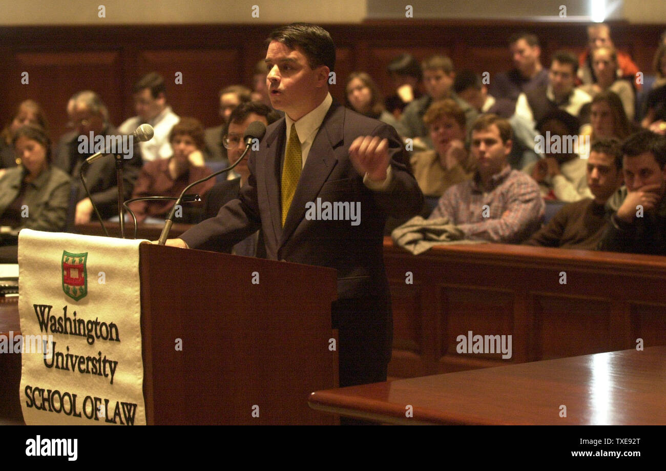 SLP 2000020301 - 03. FEBRUAR 2000 - ST. LOUIS: Missouri, USA: Rechtsanwalt Joseph Murphy macht einen Punkt zum Missouri Berufungsgericht während ein Beschwerdeverfahren an der Washington University School of Law, für seine Kunden Briant Stewart, der im Gefängnis ist für seinen Sohn, die mit dem AIDS-Virus infiziert, 3. Februar. Das Berufungsverfahren wird an der Schule gehalten, damit die Studenten der Rechtswissenschaften zu beobachten. rg/BG/Rechnung Greenblatt UPI Stockfoto