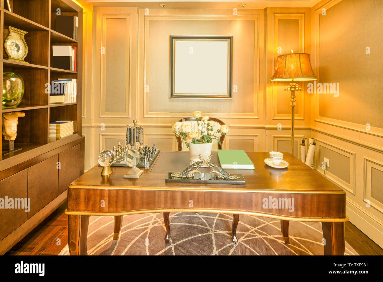 Luxus Arbeitszimmer in der Villa mit modernem Design und furnitur