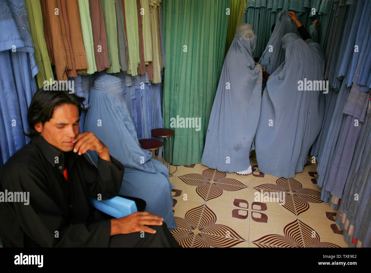 Afghanische Burka gekleidete Frauen shop in einem Geschäft in Herat, Afghanistan am 12. August 2009. Die afghanischen Präsidentschaftswahlen werden am 20. August statt. UPI/Mohammad Kheirkhah Stockfoto