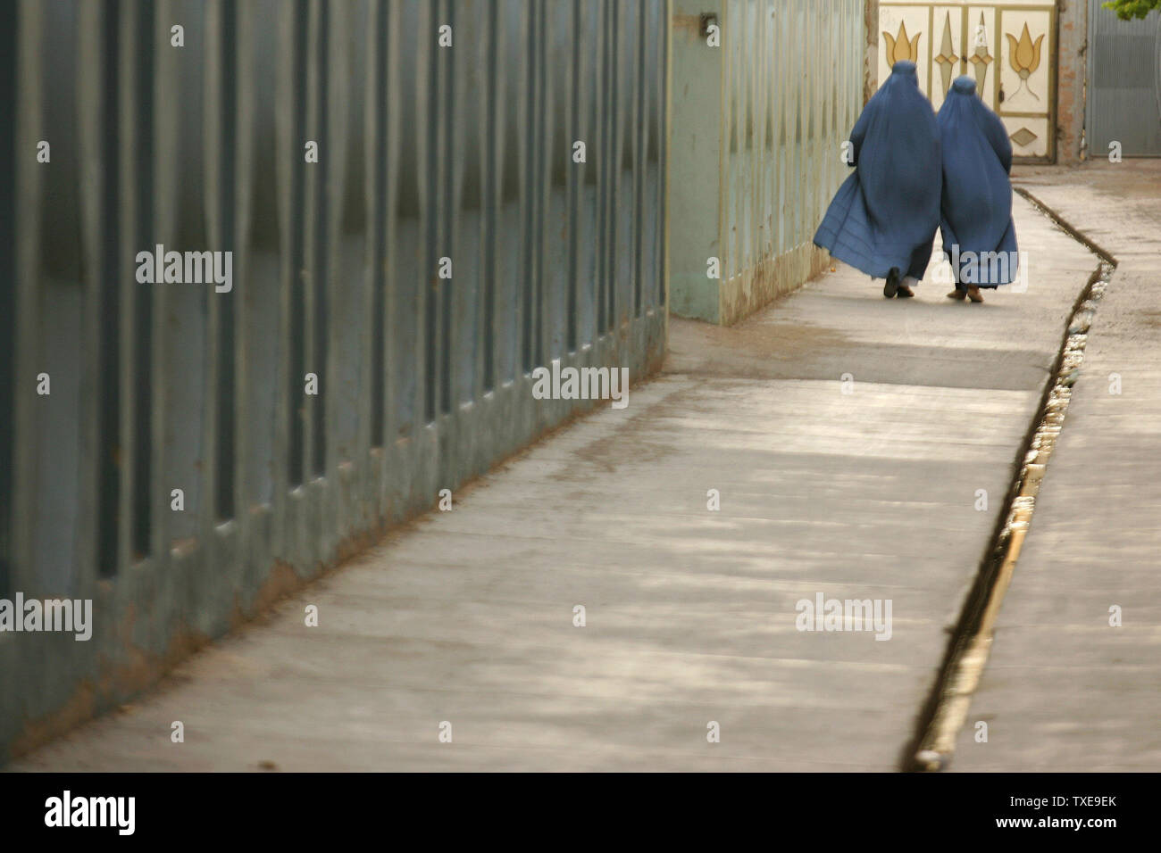 Burka gekleidete Frauen machen ihre Wege durch eine Gasse in Herat, Afghanistan am 12. August 2009. Die afghanischen Präsidentschaftswahlen werden am 20. August statt. UPI/Mohammad Kheirkhah. Stockfoto