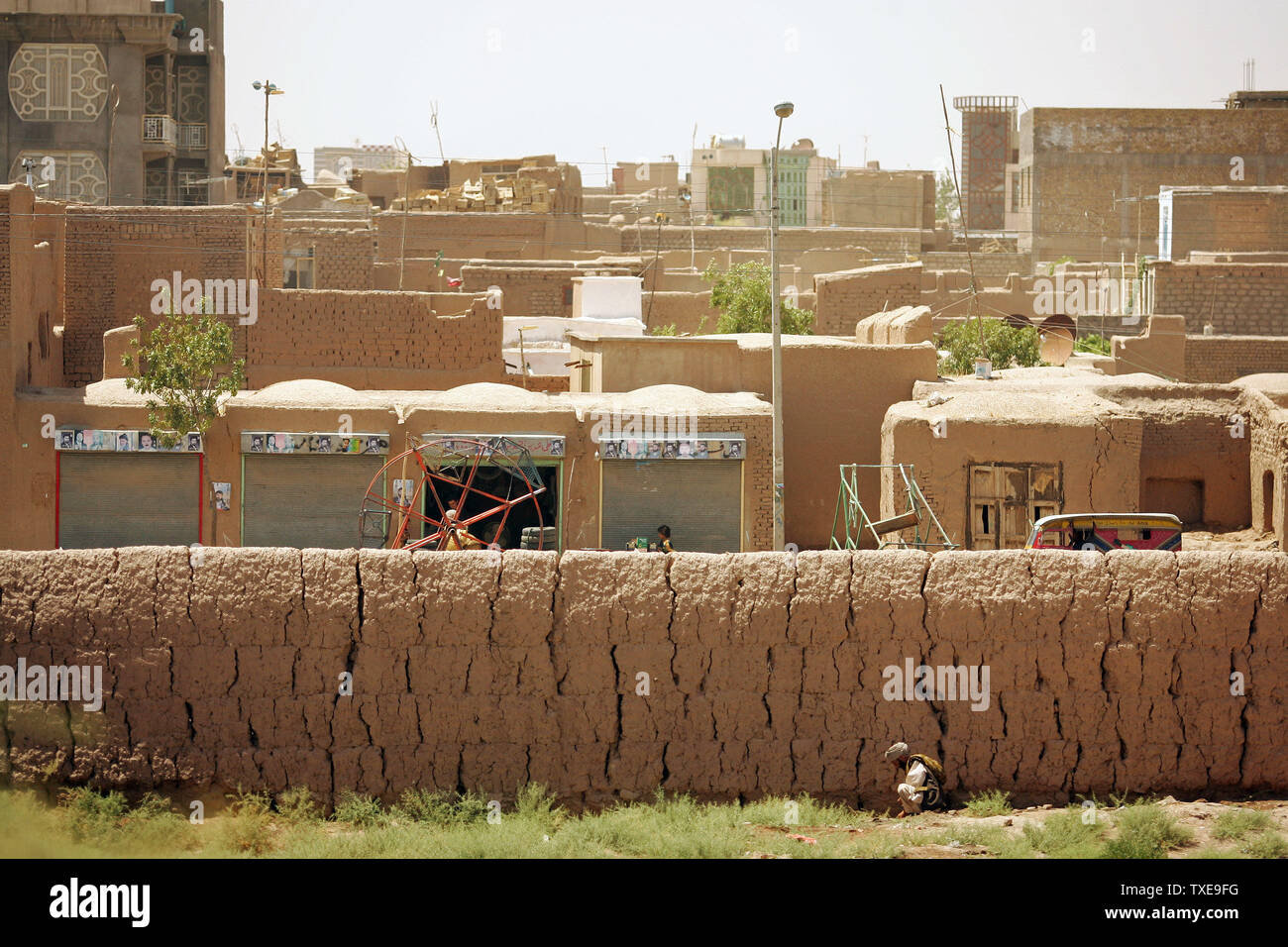 Ein Heroinsüchtiger raucht in der Altstadt in der Innenstadt von Herat, Afghanistan am 13. August 2009. Die Mohnfelder in Afghanistan sind die Quelle der meisten Heroin der Welt und die Quelle der Macht und des Geldes der Taliban. Die afghanischen Präsidentschaftswahlen am 20. August. UPI/Mohammad Kheirkhah. Stockfoto