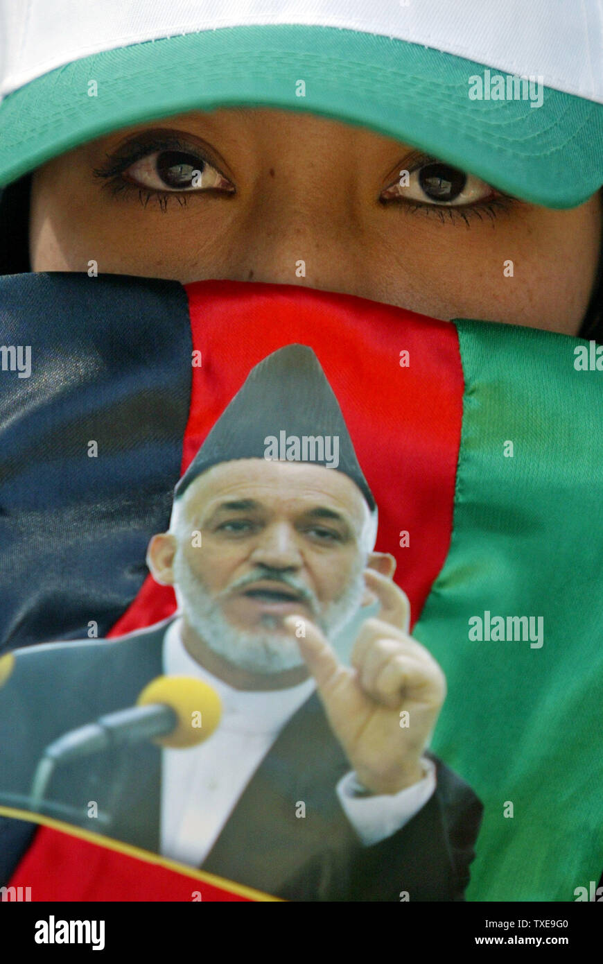 Ein Unterstützer Afghanistans Präsident und Kandidat für die bevorstehenden Präsidentschaftswahlen Hamed Karzai hält seine Bild während seiner Kampagne tour Stadt Herat in Afghanistan am 14. August 2009. Die afghanischen Präsidentschaftswahlen werden am 20. August statt. UPI/Mohammad Kheirkhah Stockfoto